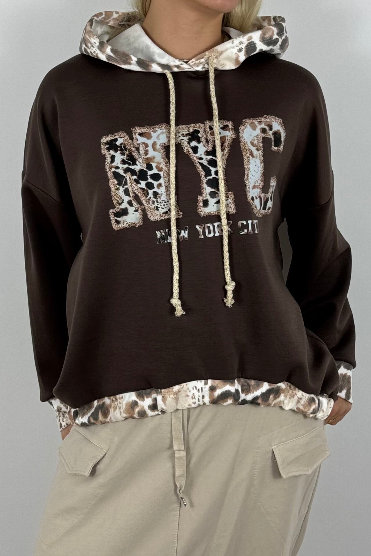 Oversize Pullover mit Kapuze & NYC Leo-Print – Schoko