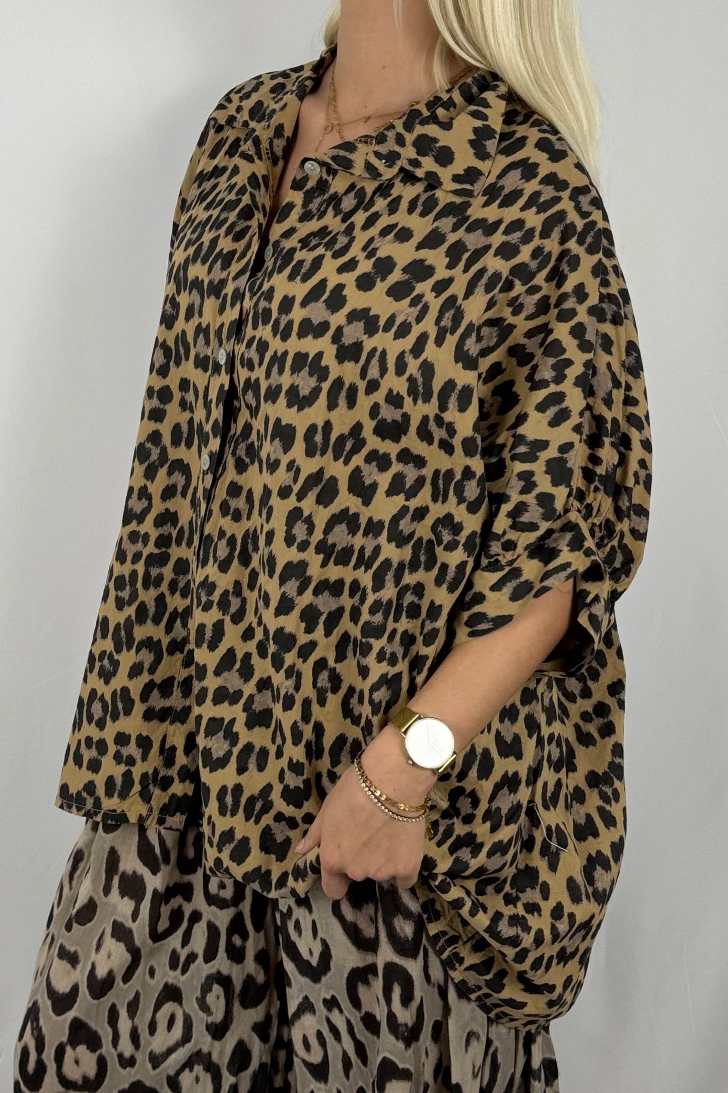 Leo-Bluse aus Baumwolle – lässiger Oversize-Look-Kamel