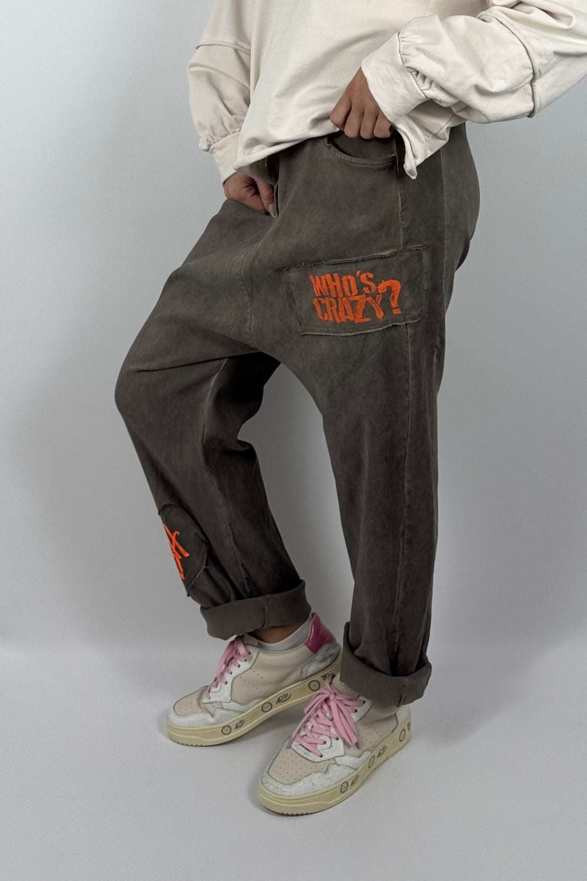 Damen Baggy-Hose mit Statement-Print-Schoko