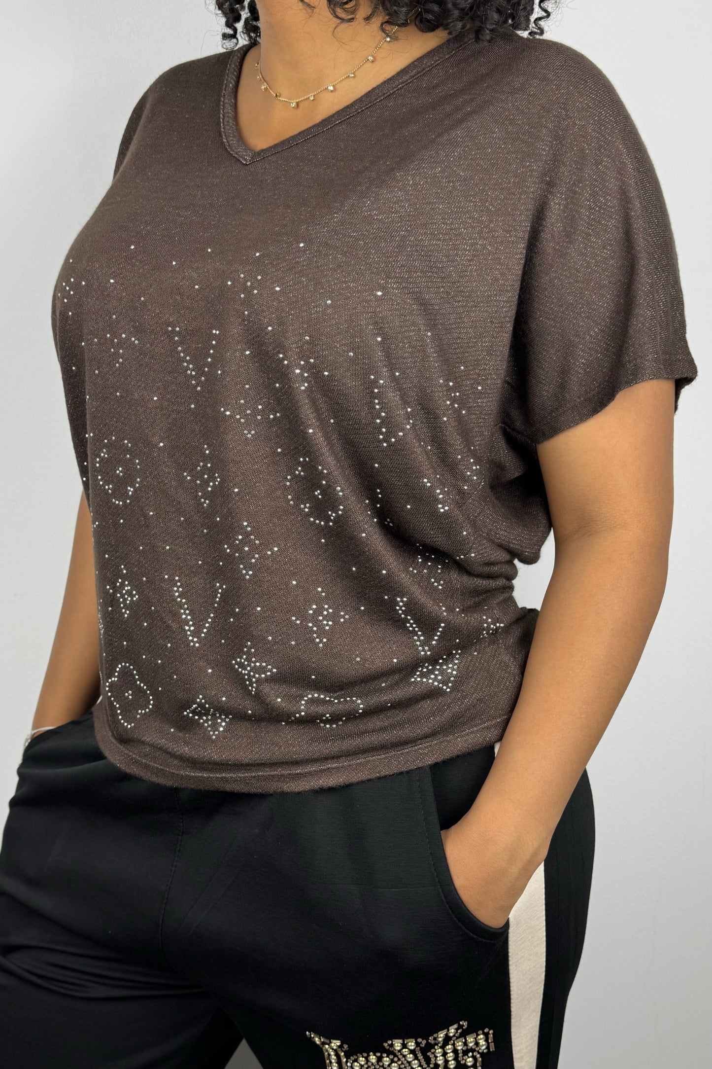 V-Neck Shirt mit Glitzerprint – feminin & leicht glänzend