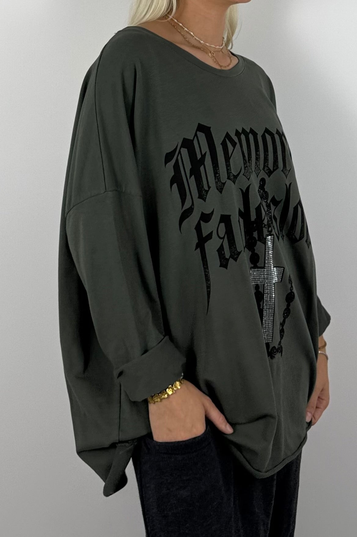 Oversize Shirt „Memories Fade Slow“ mit Kreuz-Detail –Khaki