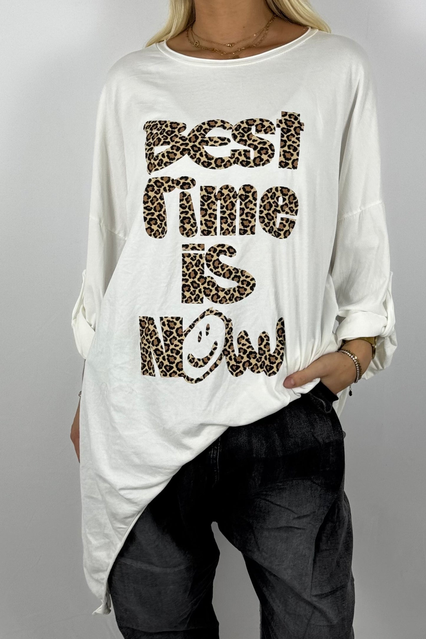 Damen Longshirt „Best Time Is Now“ – Leo-Print-Weiß