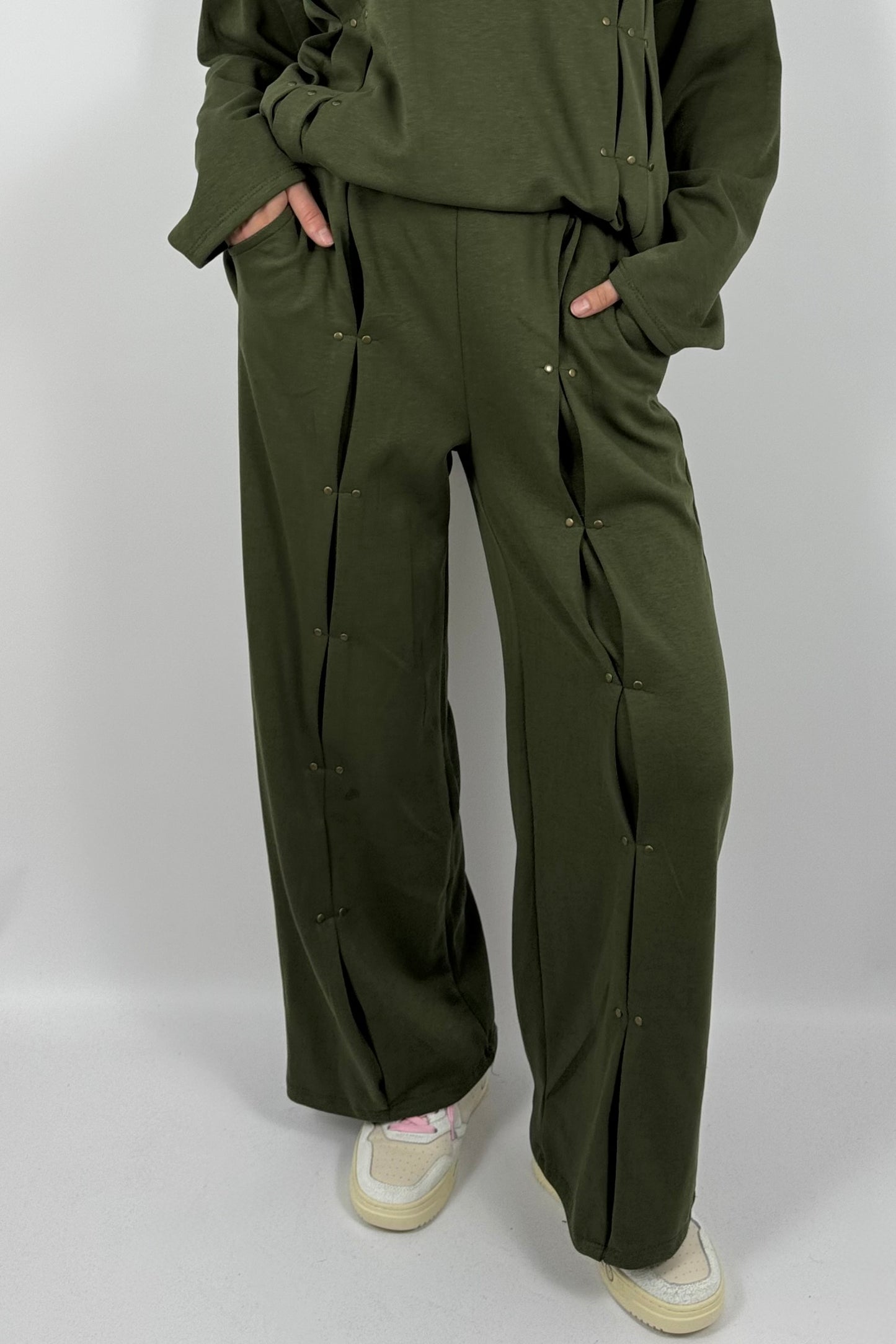Damen Hose mit Faltendetails & Nieten – Khaki