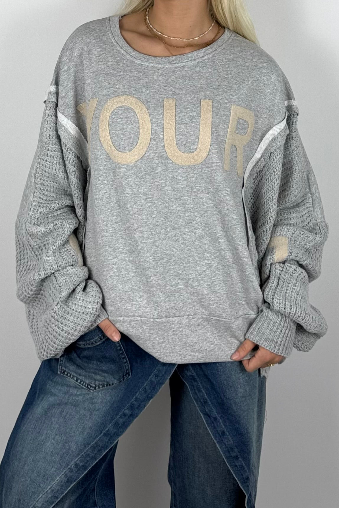 Damen Oversize Sweatshirt mit Strickärmeln & Statement – Hellgrau