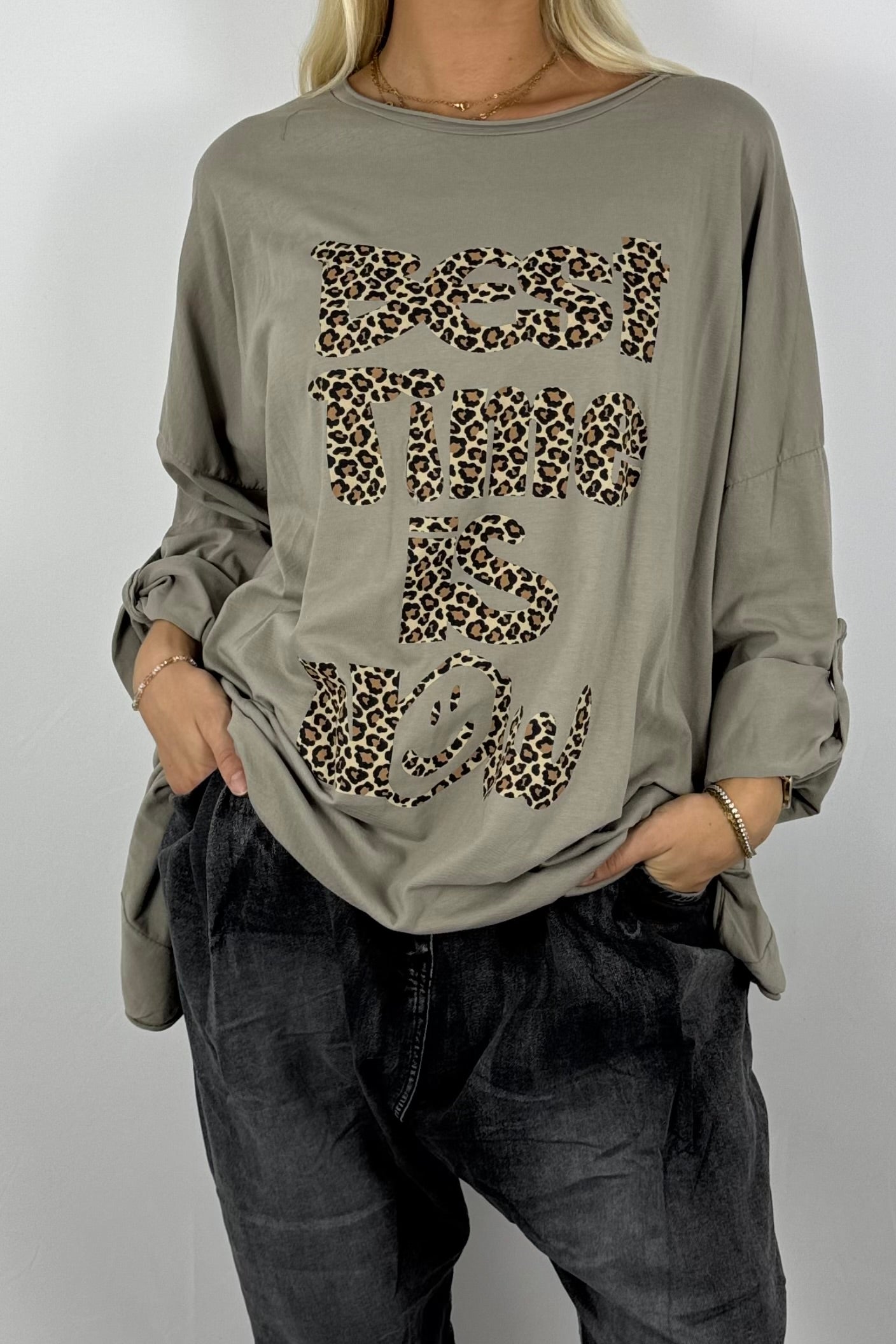 Damen Longshirt „Best Time Is Now“ – Leo-Print-Mud