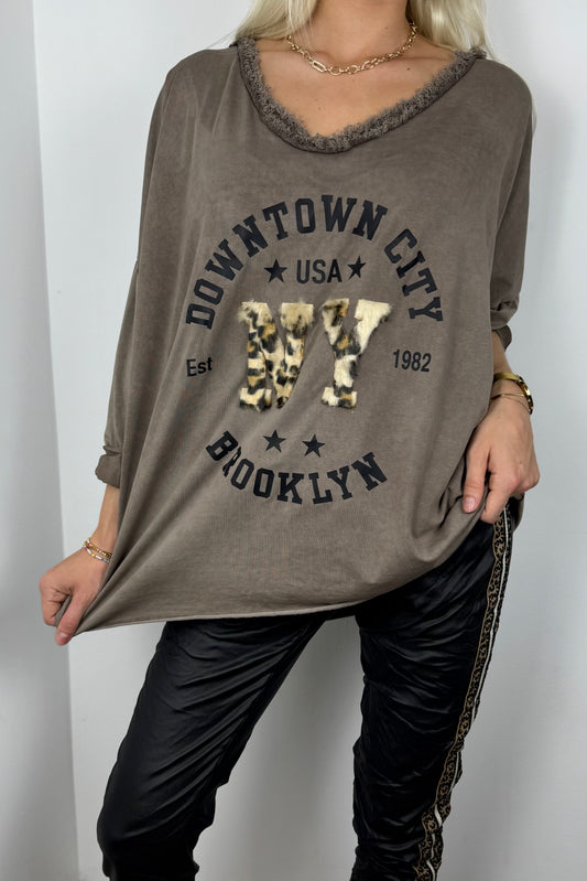 Oversize Longsleeve „Downtown City NY Brooklyn“ mit Leoparden-Detail – Einheitsgröße