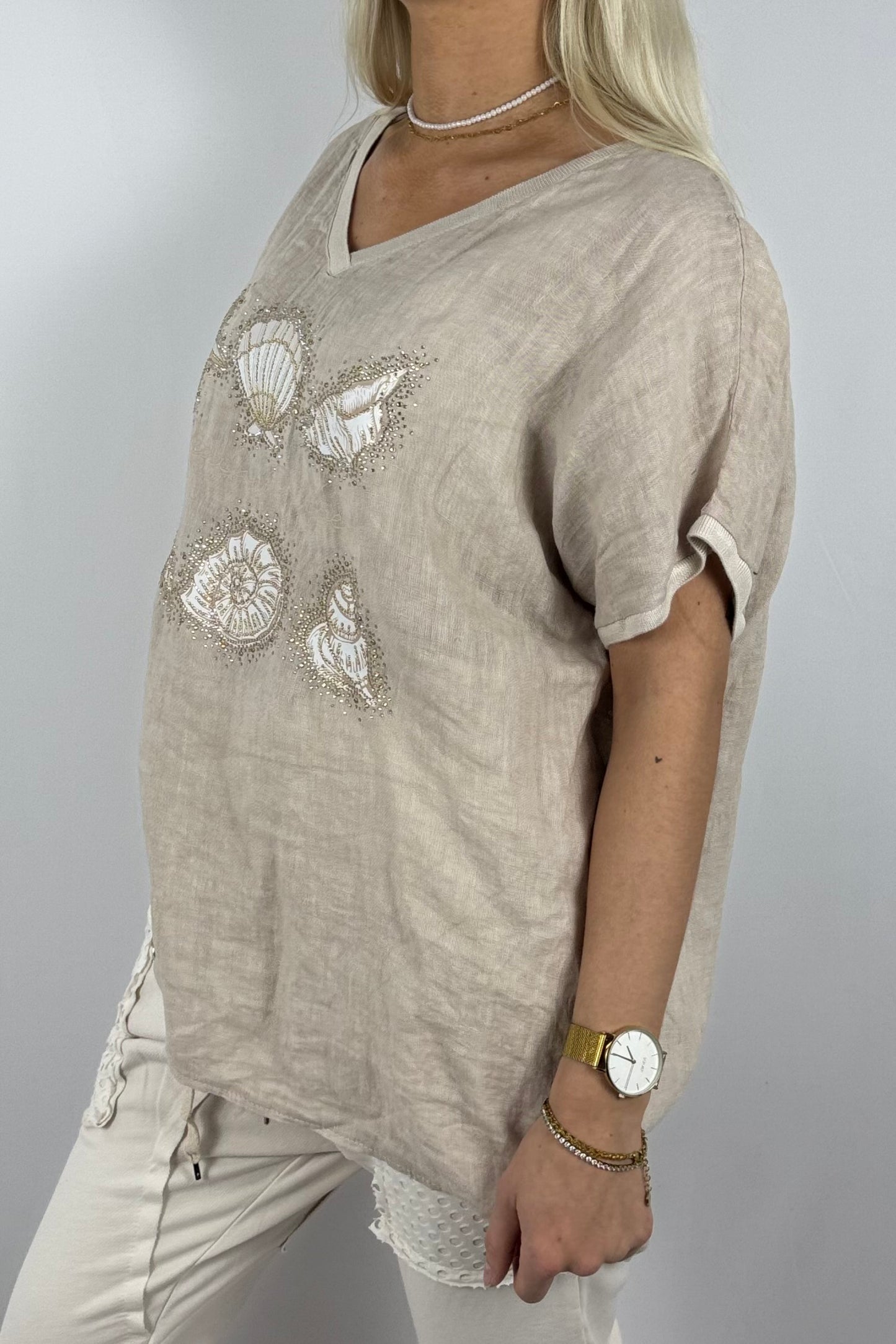 Leinen-Shirt „Beach Vibes“ mit Muschel-Motiv und Häkelrücken-Beige