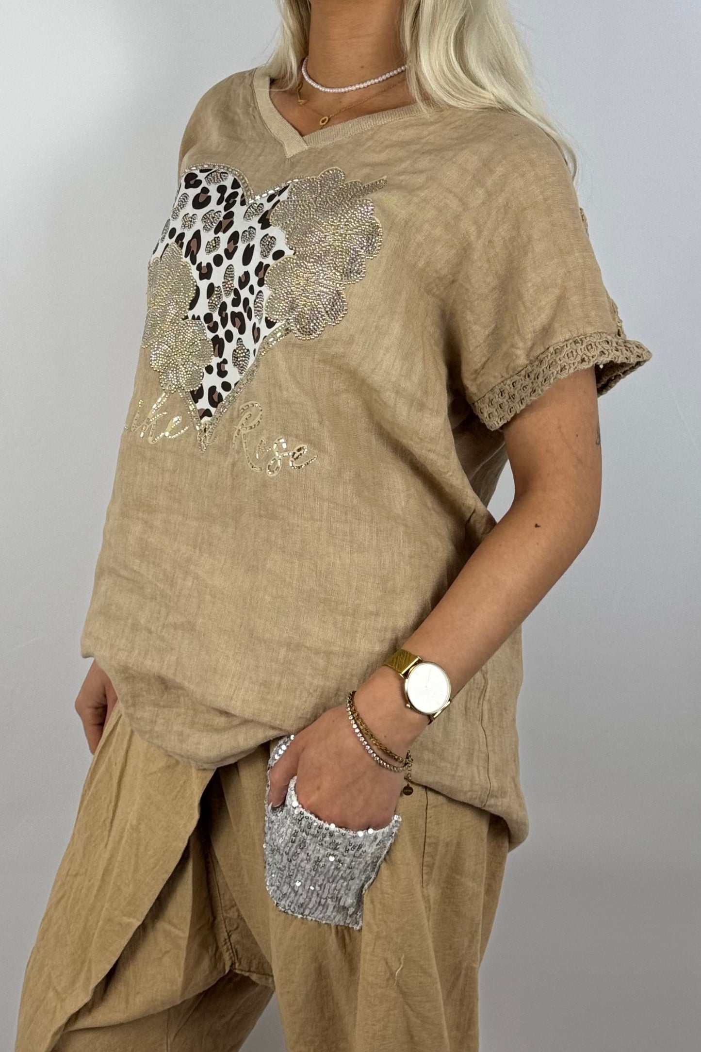 Leinen-Shirt mit Herzmotiv und Strass-Hell Kamel