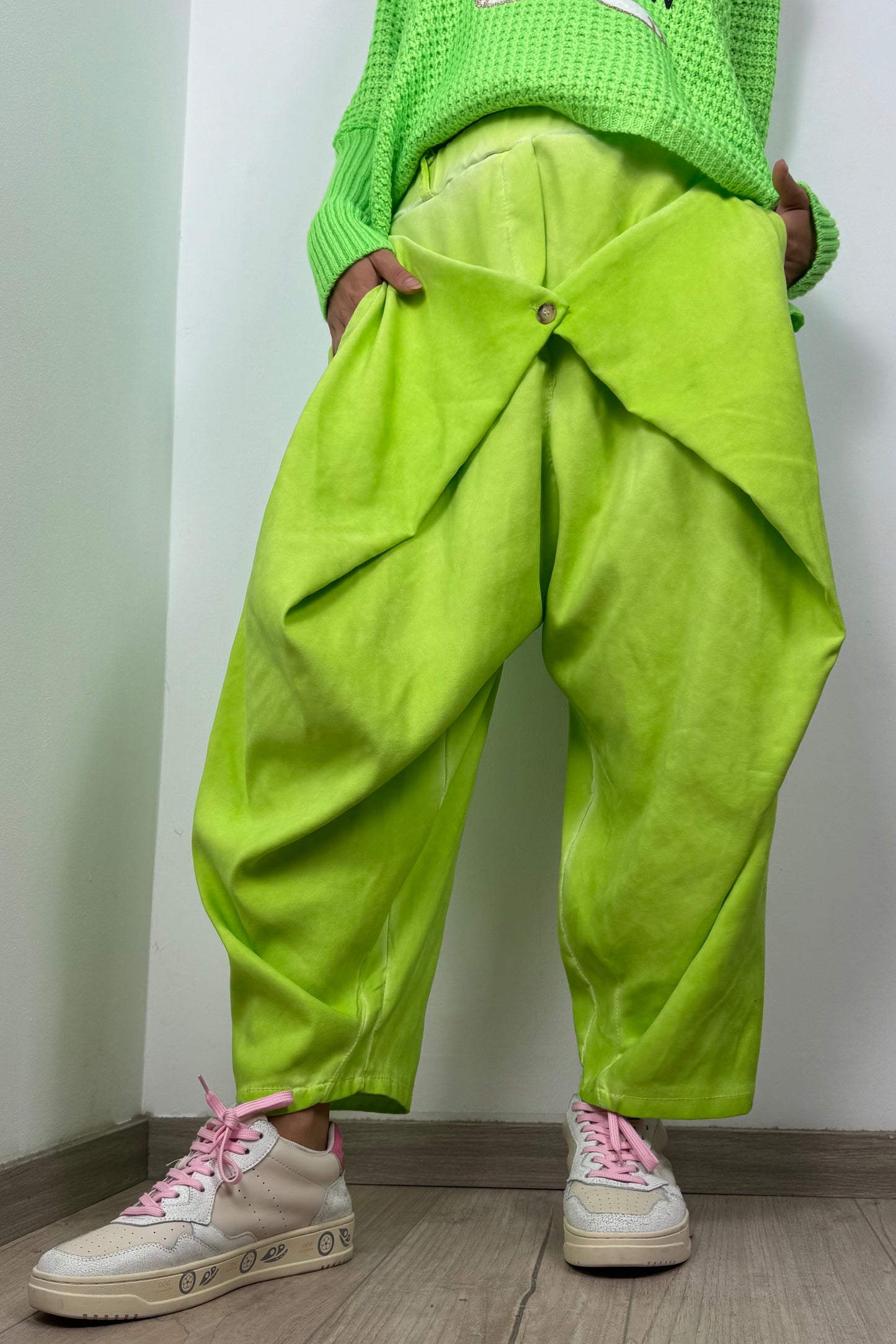 Asymmetrische Hose mit Wickeloptik