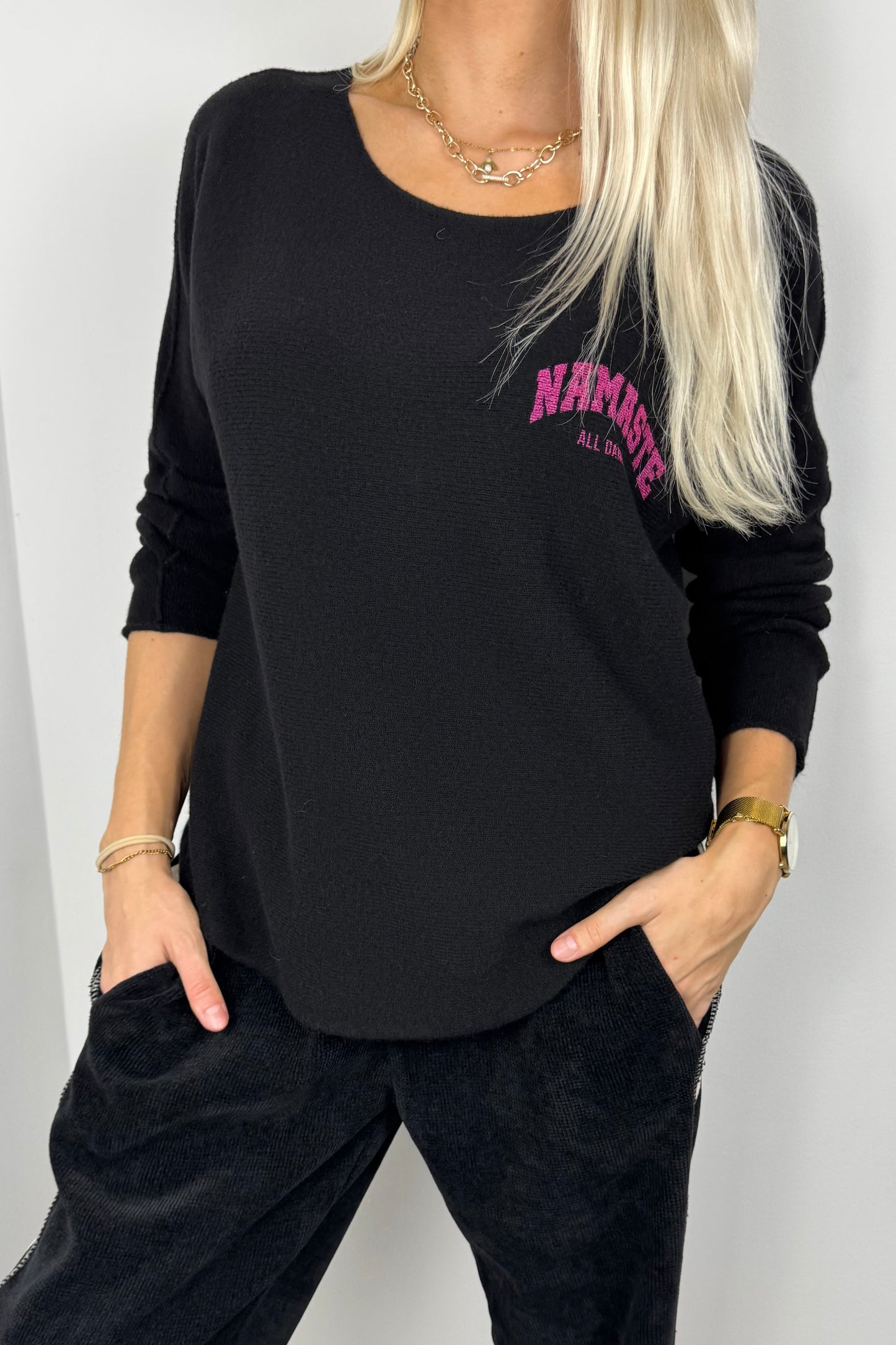 Damen Pullover mit „Namaste“-Print-Schwarz