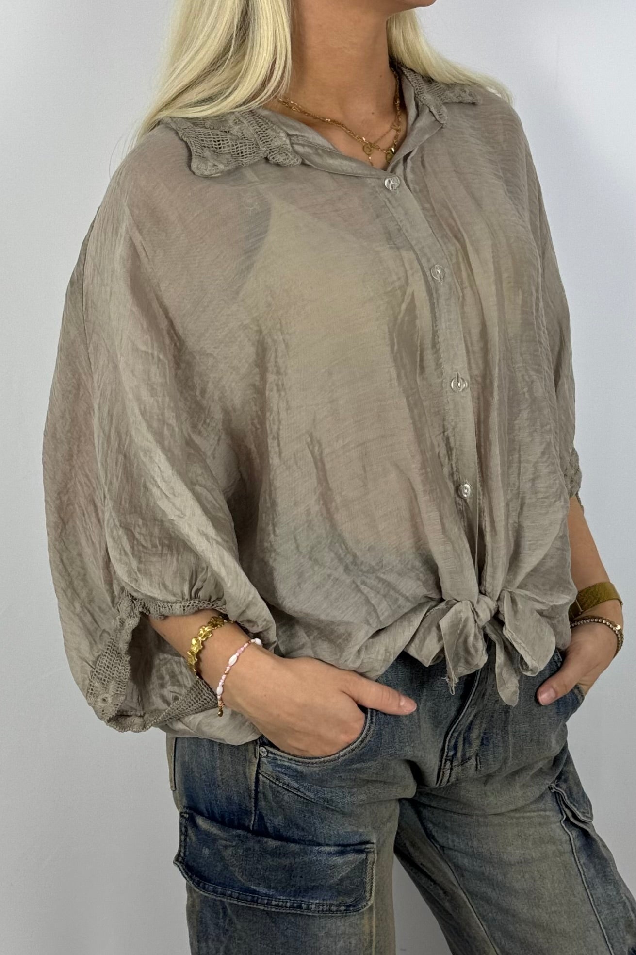 Leichte Bluse mit Häkelkragen –Mud