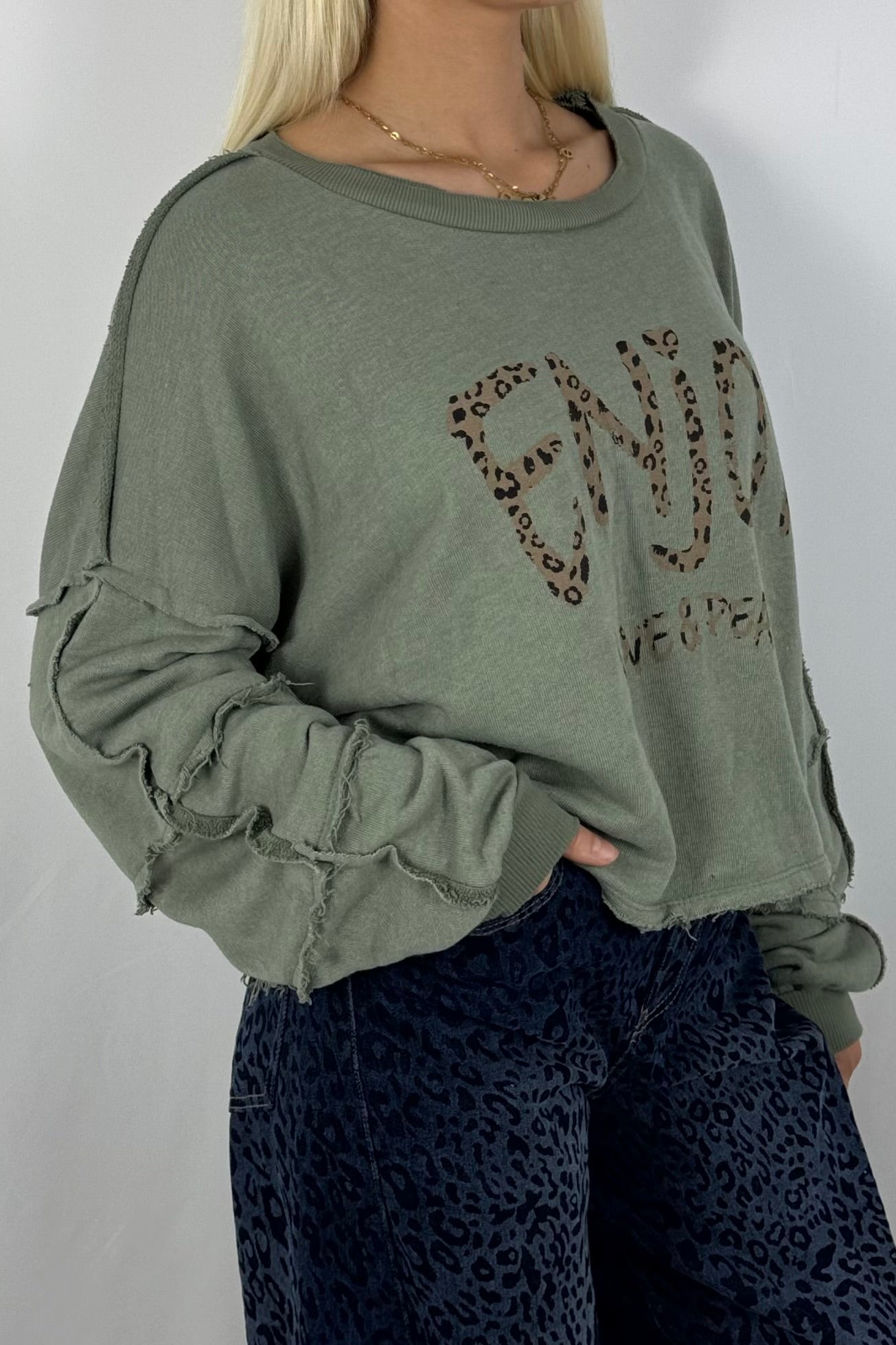 Damen Sweatshirt „ENJOY LOVE & PEACE“ – Leo Print-Khaki