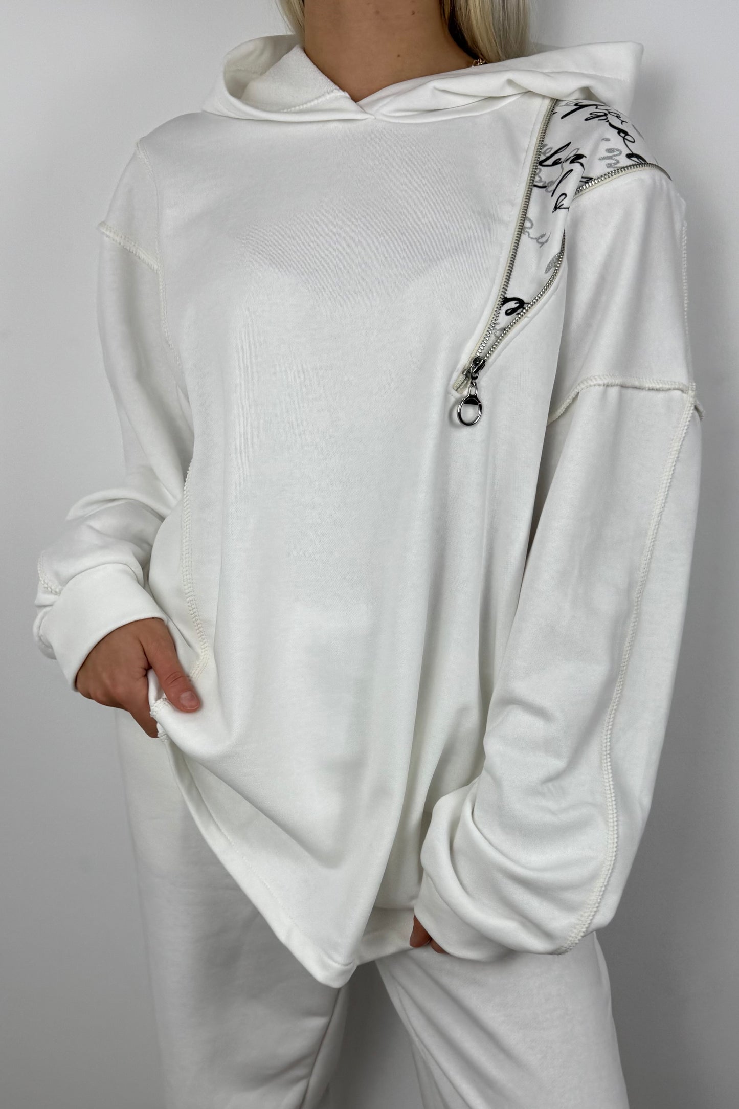 Asymmetrischer Hoodie mit Zipper –weiß