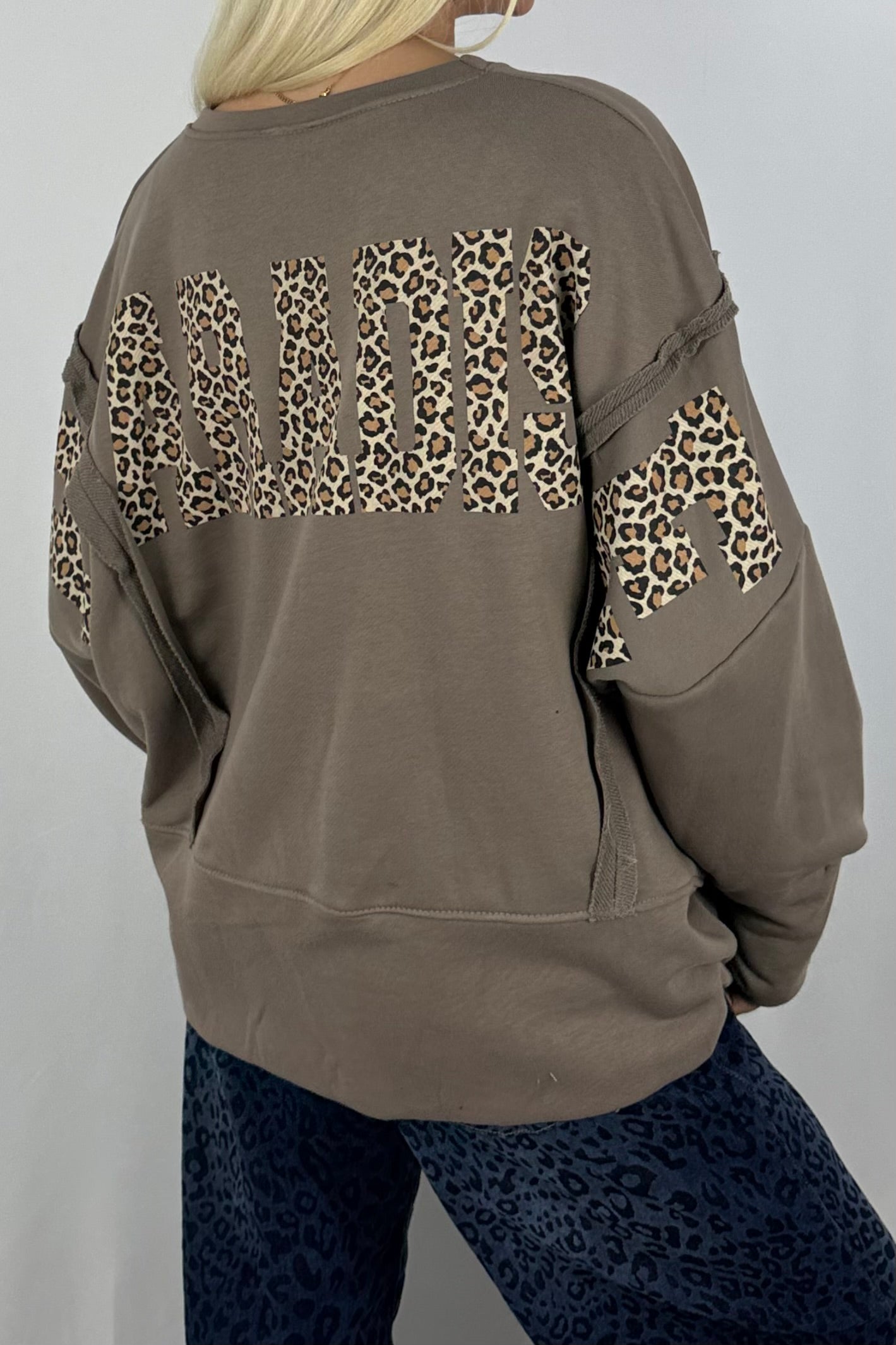Damen Sweatshirt „PARADISE“ – Leo Print Oversize-Mud
