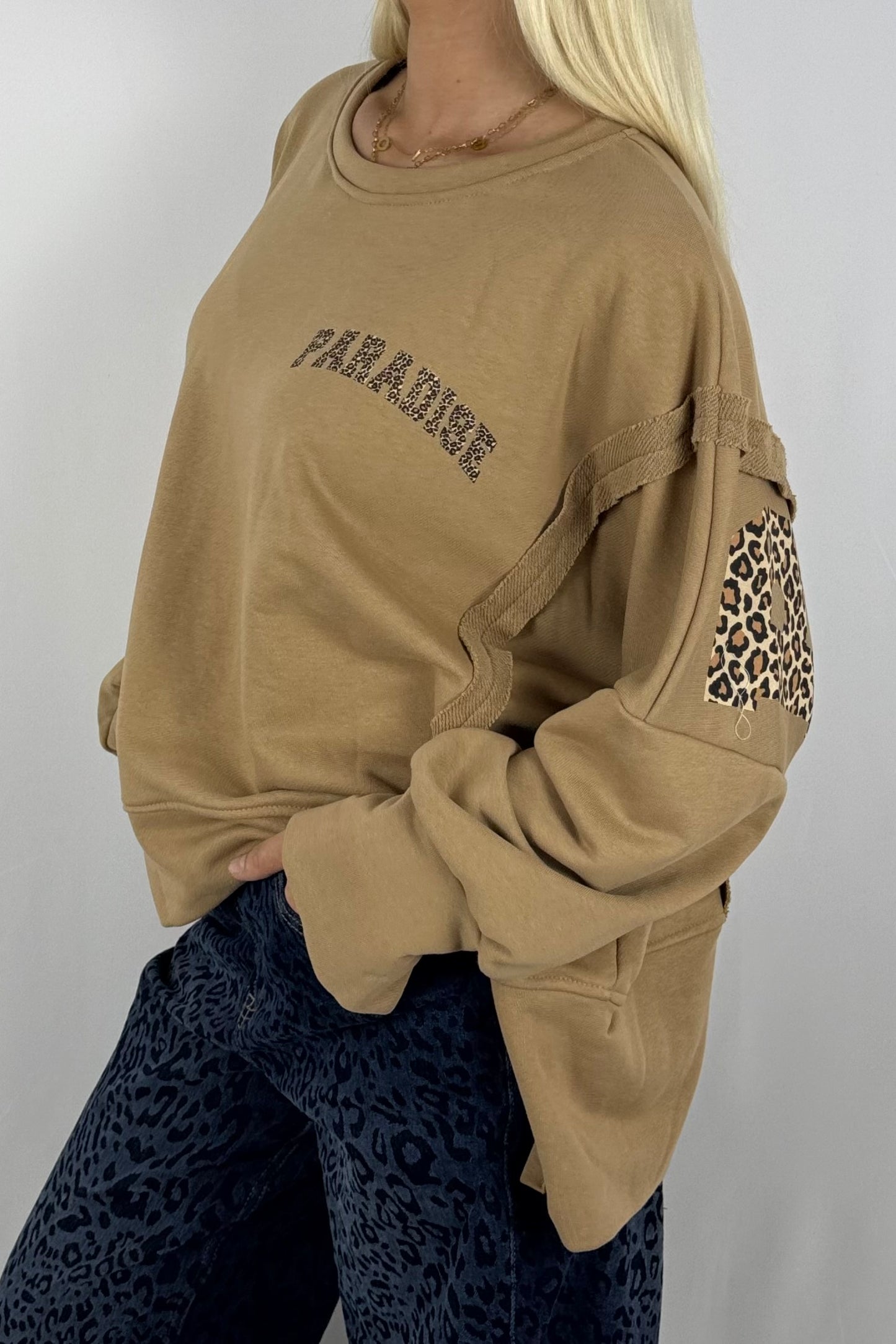 Damen Sweatshirt „PARADISE“ – Leo Print Oversize-Kamel