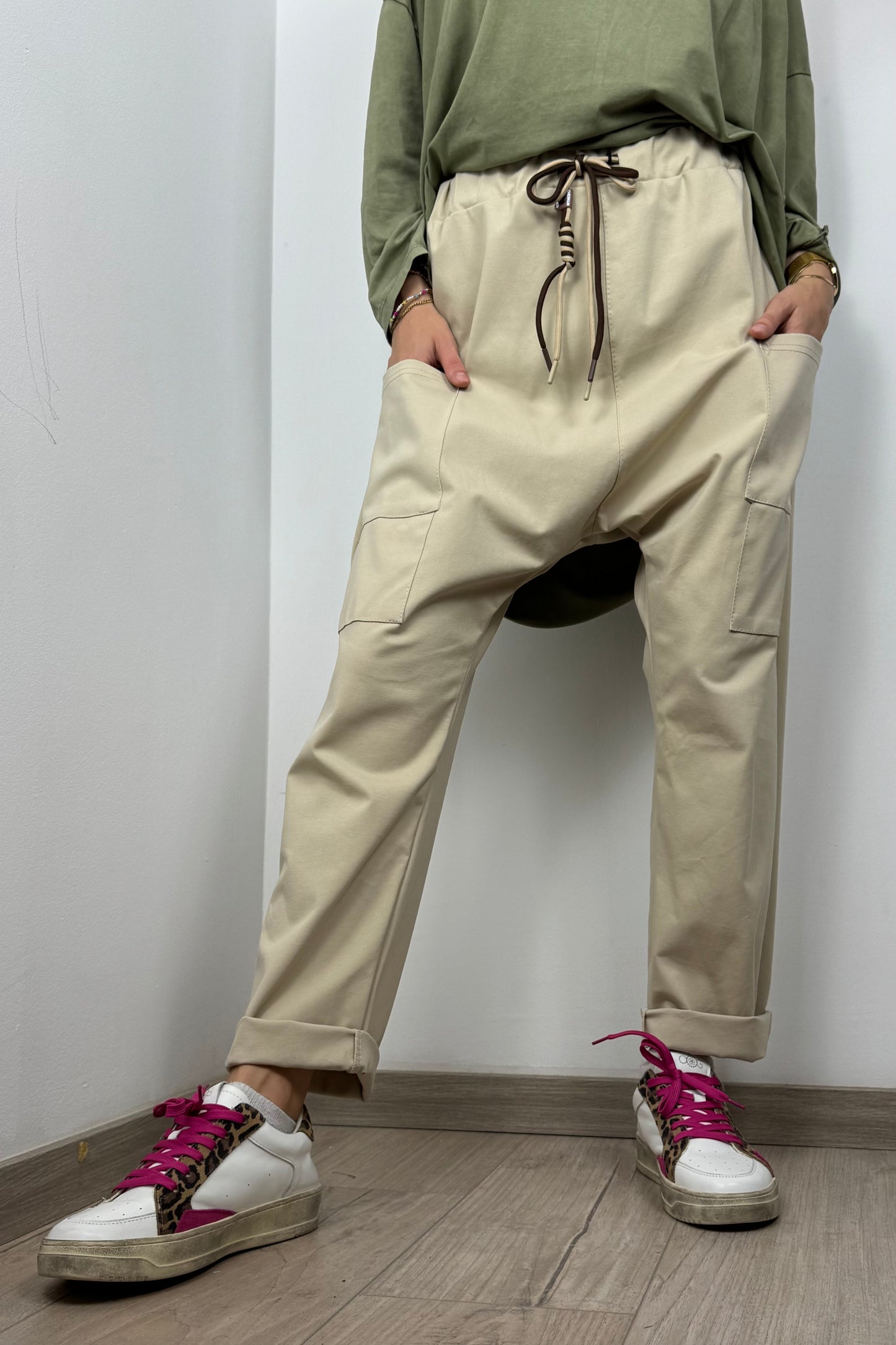 Locker geschnittene Haremshose mit Taschen und Kordelzug-Beige