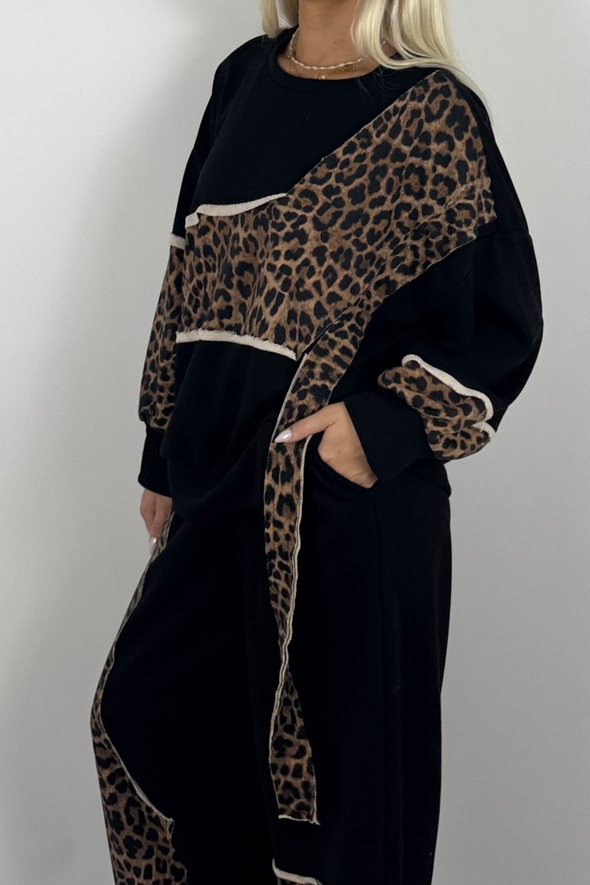 Oversize Damen Sweatshirt mit Leo-Muster & asymmetrischem Design - Schwarz