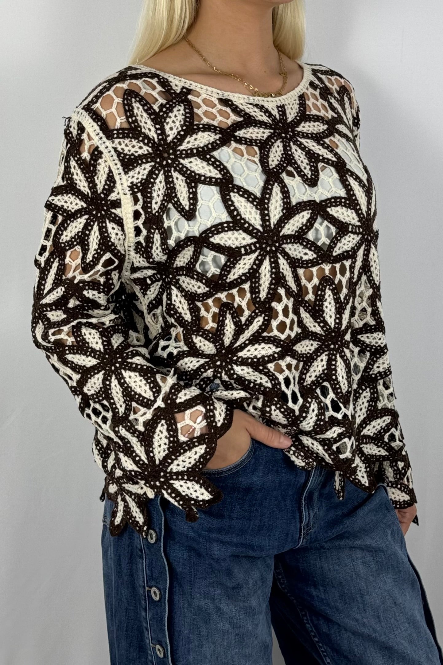 Gehäkeltes Oversize-Shirt mit Blumenmuster-Schoko