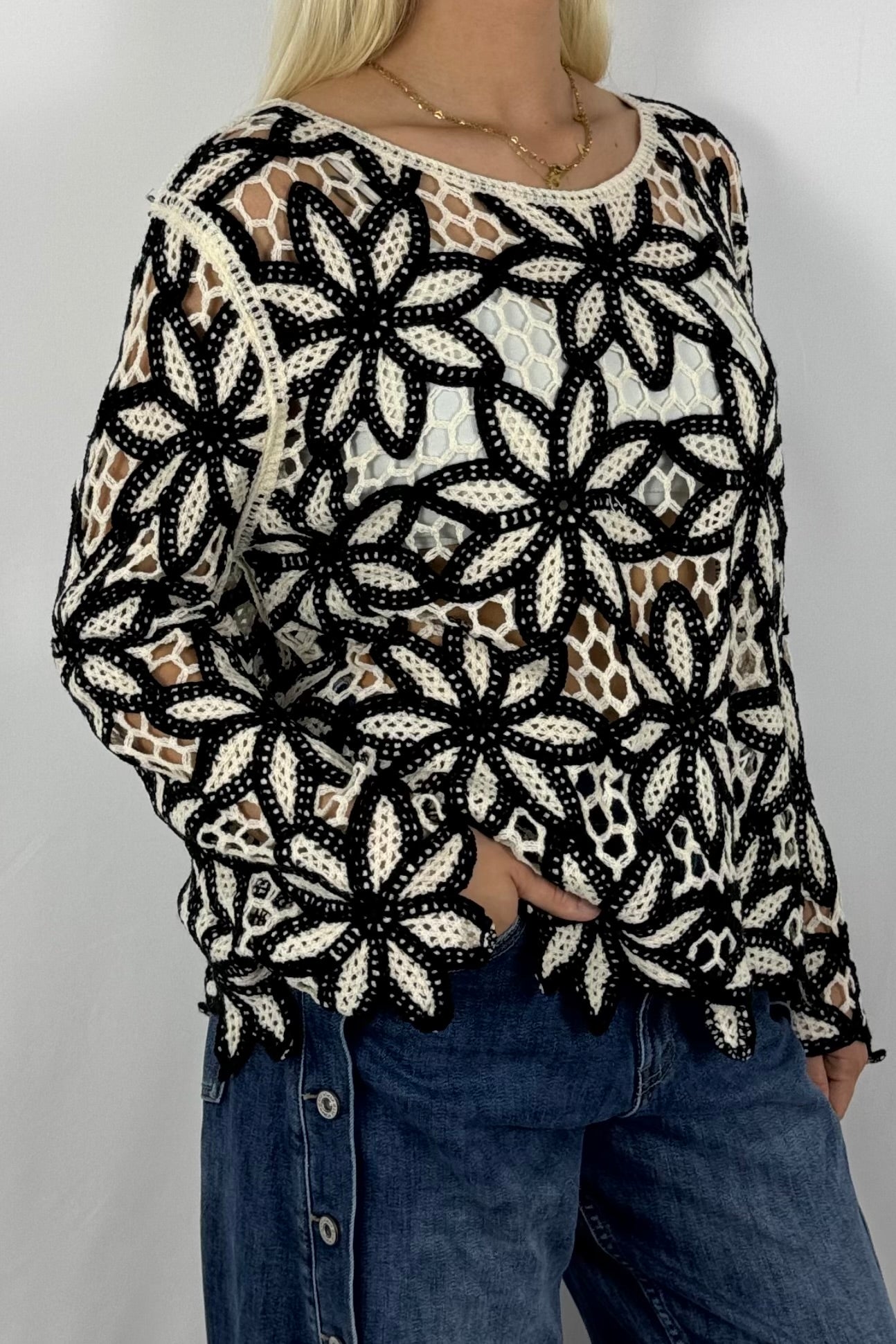 Gehäkeltes Oversize-Shirt mit Blumenmuster-Schwarz