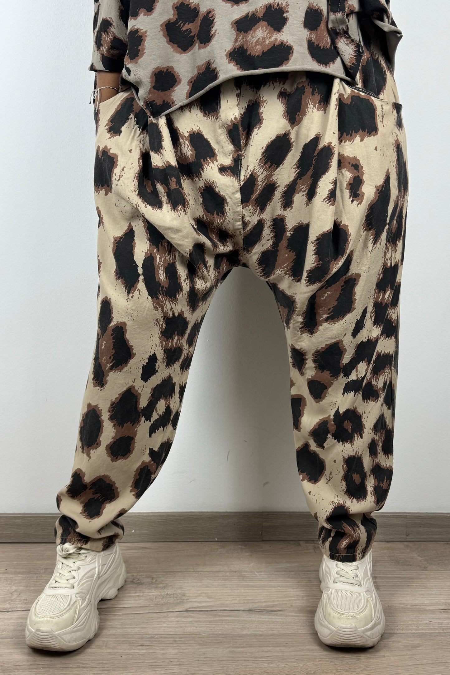 Hose mit Leopardenmuster – weiter Bein-Schnitt, bequem