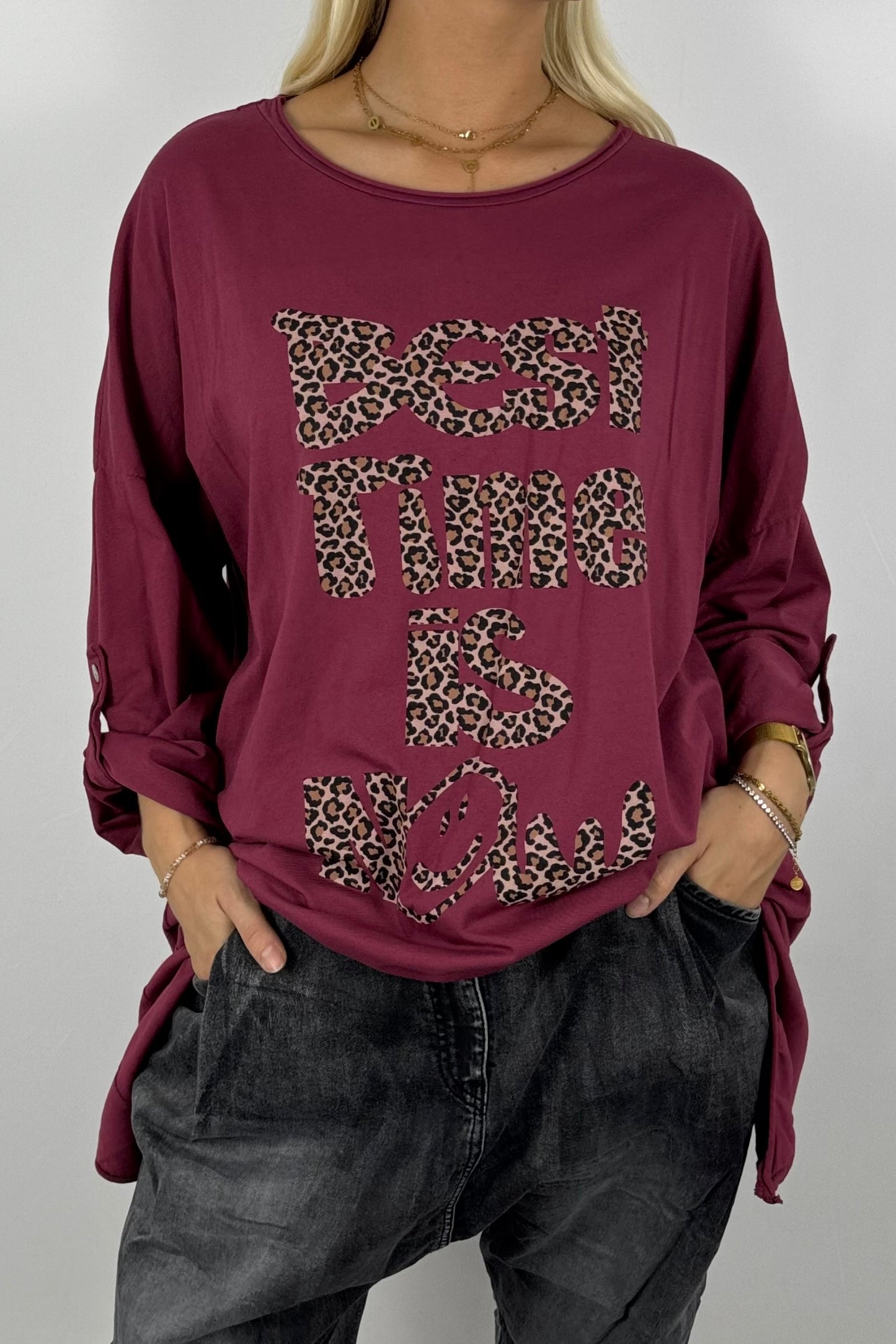 Damen Longshirt „Best Time Is Now“ – Leo-Print-Bordeaux