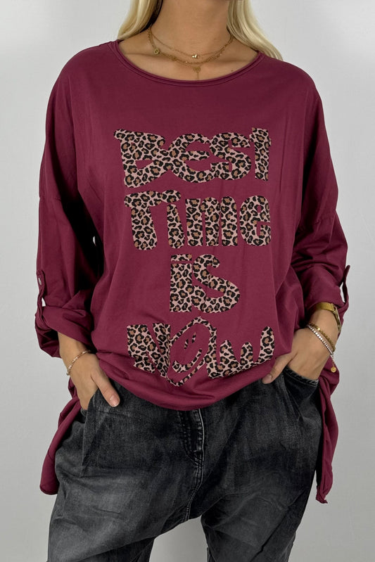 Damen Longshirt „Best Time Is Now“ – Leo-Print-Bordeaux