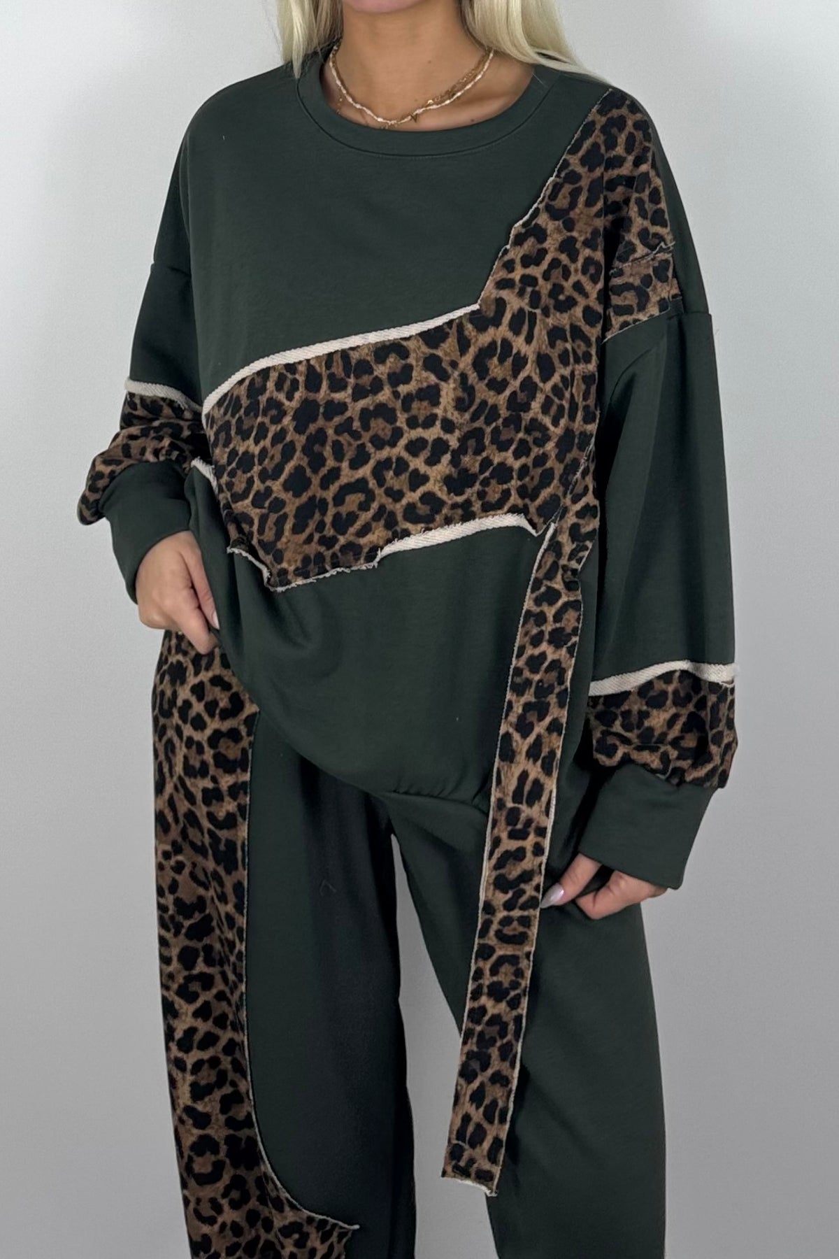 Oversize Damen Sweatshirt mit Leo-Muster & asymmetrischem Design - Khaki