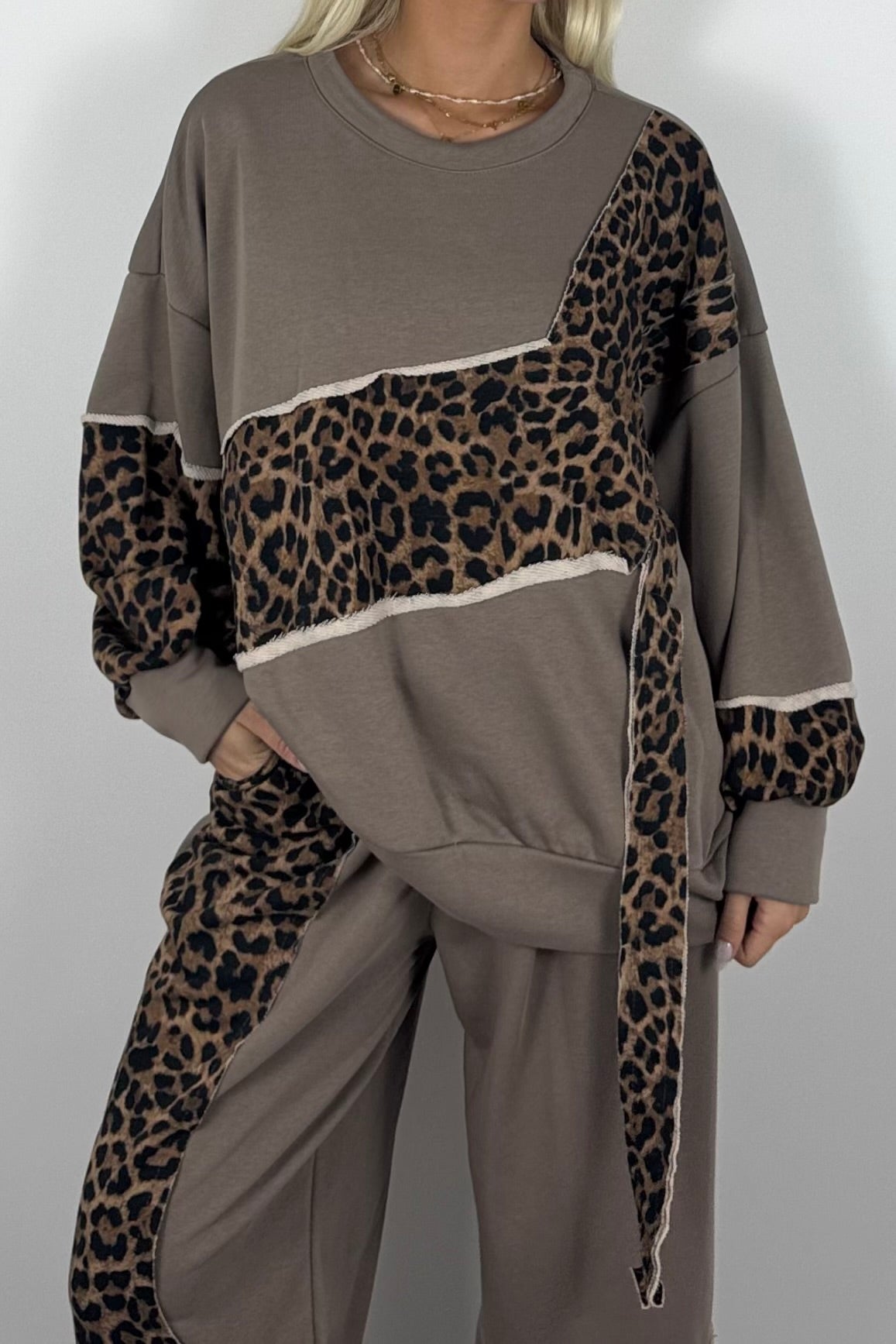 Oversize Damen Sweatshirt mit Leo-Muster & asymmetrischem Design - Mud