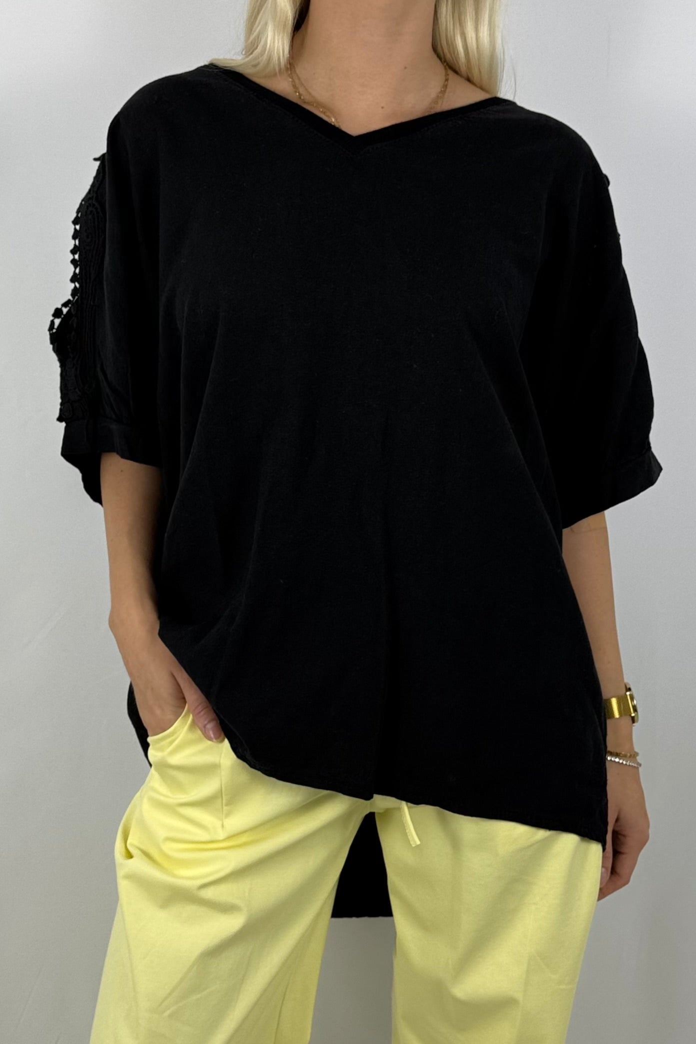 Leinen-Viscose Shirt mit Häkelspitze – luftig & feminin-Schwarz