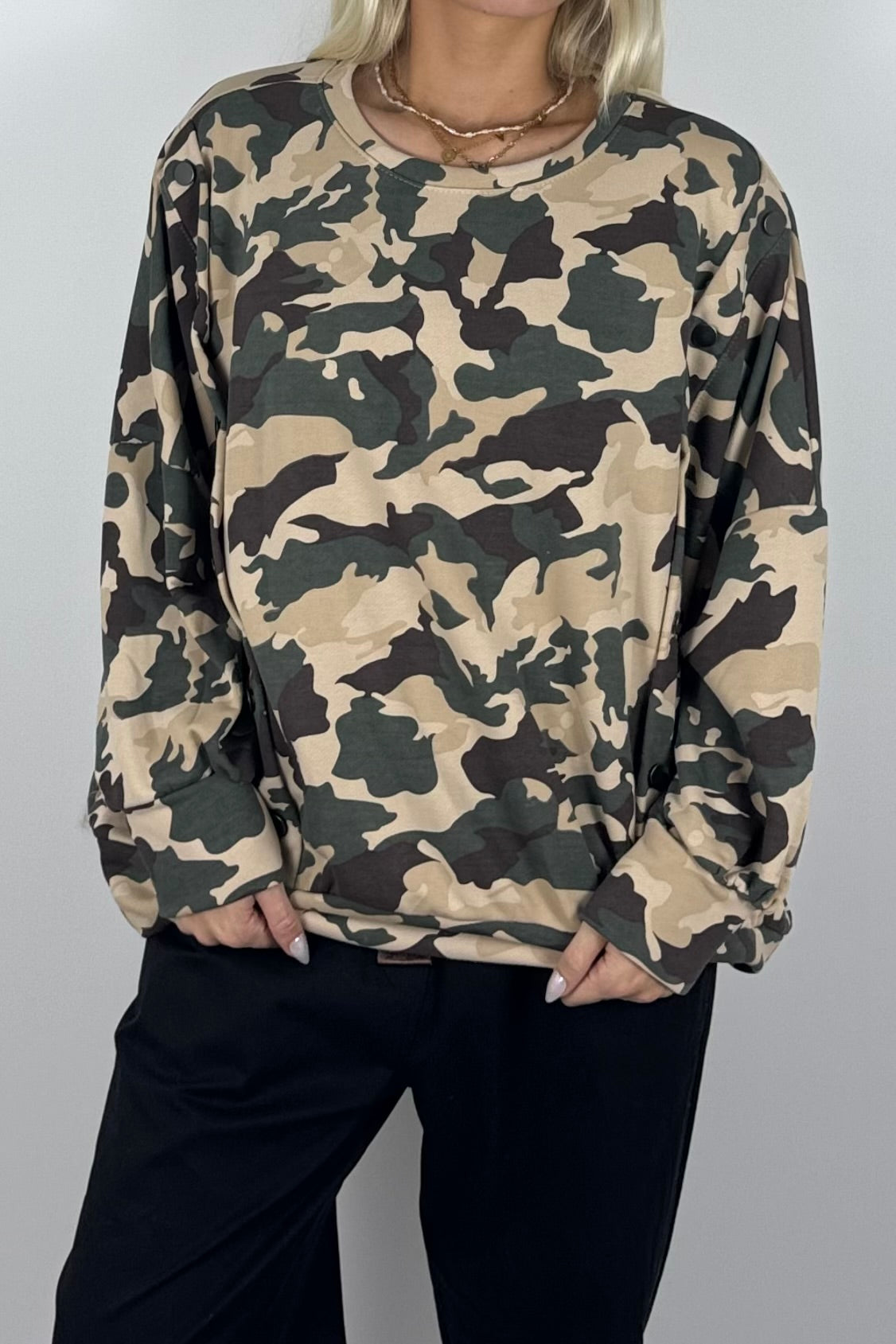 Oversize Damen Sweatshirt mit Camouflage-Muster & Knopfdetails – Beige