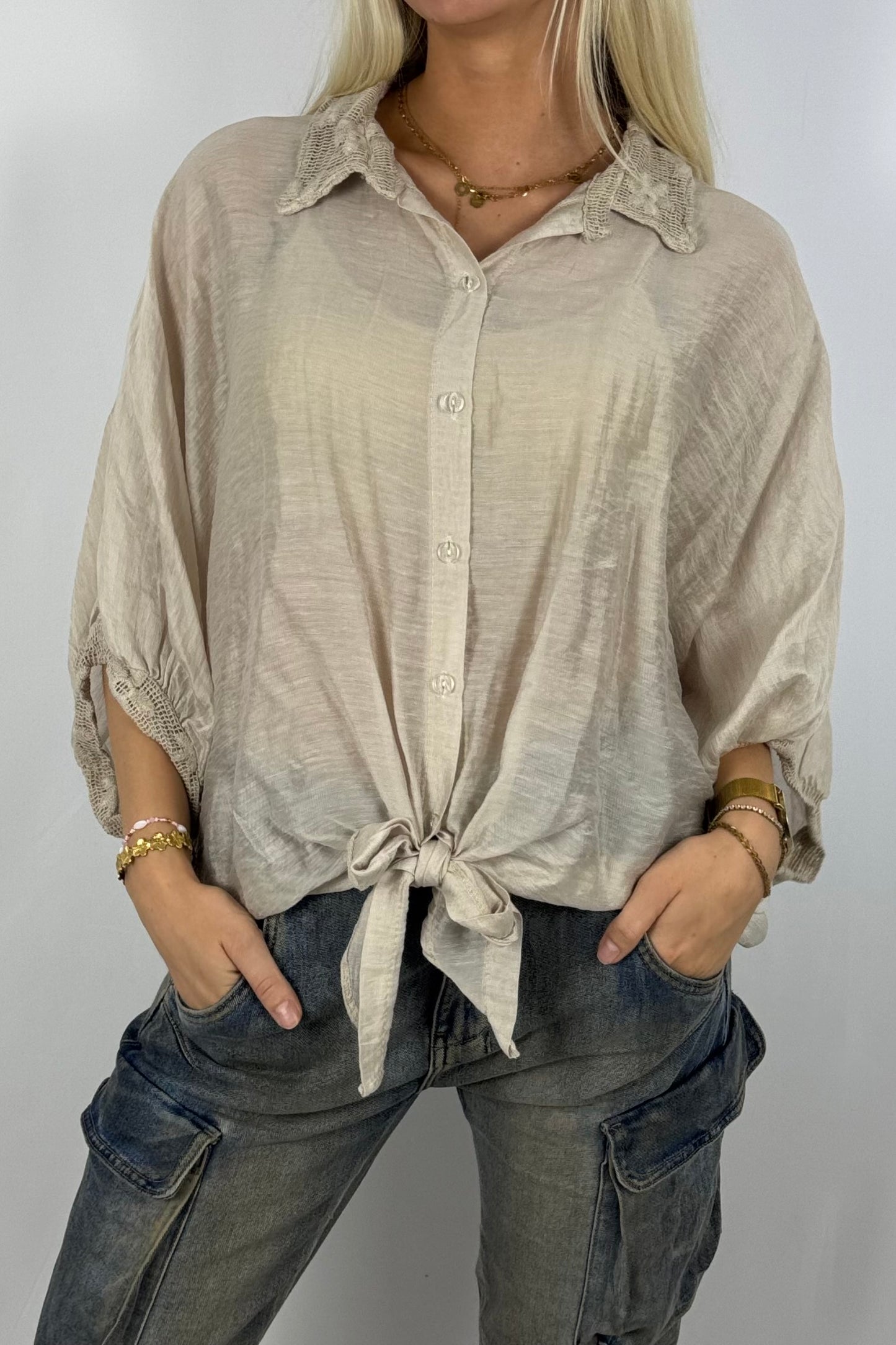 Leichte Bluse mit Häkelkragen –Beige