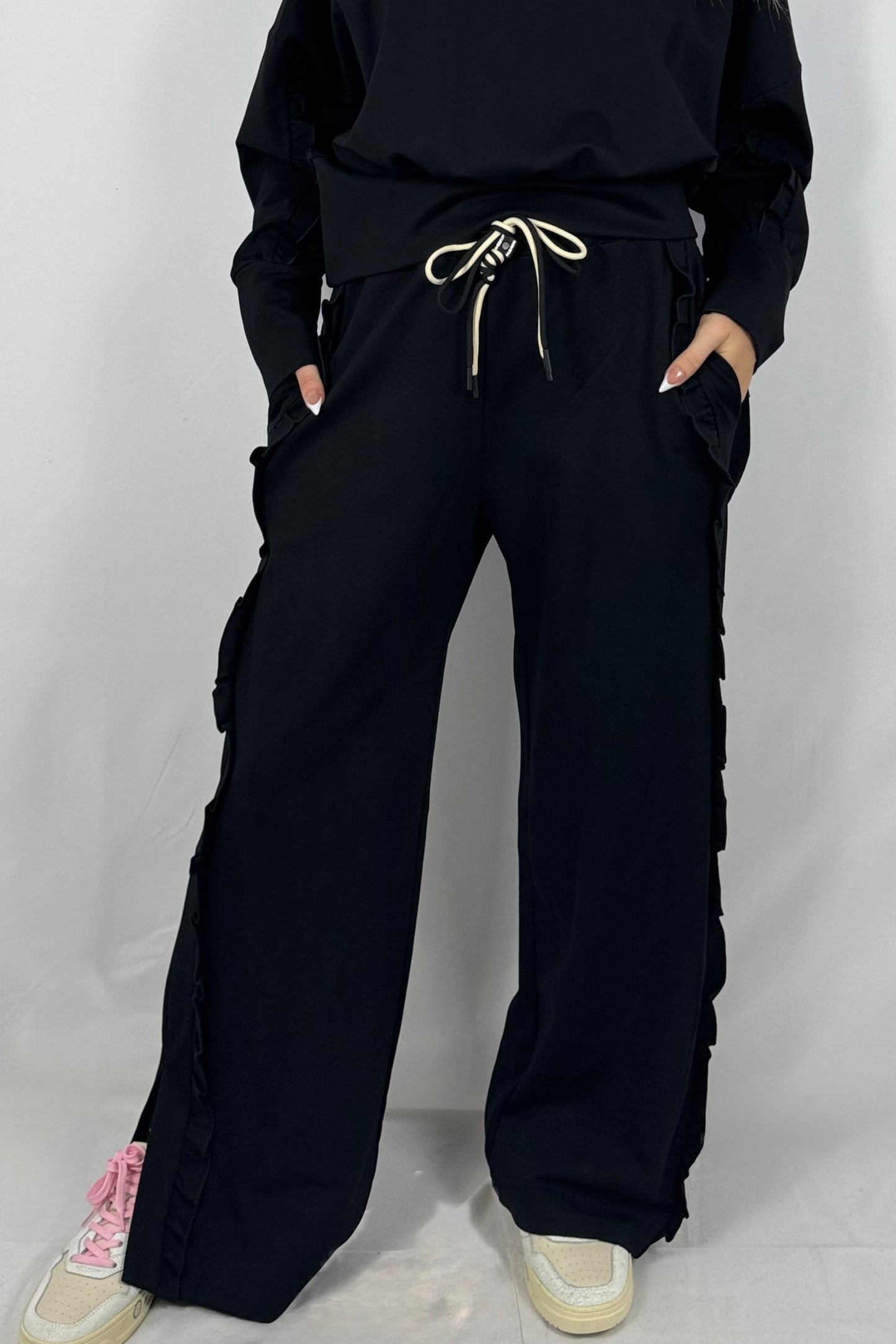 Lässige Hose mit Rüschen-Details-Schwarz
