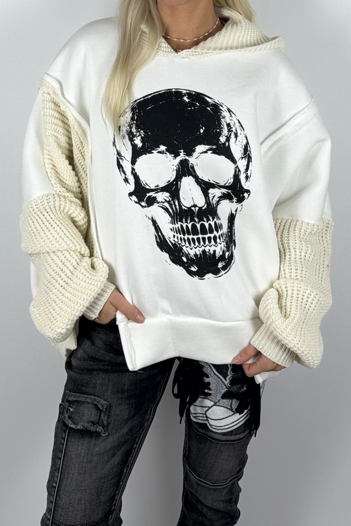 Damen-Hoodie mit Totenkopfprint und Strickdetails-Weiß
