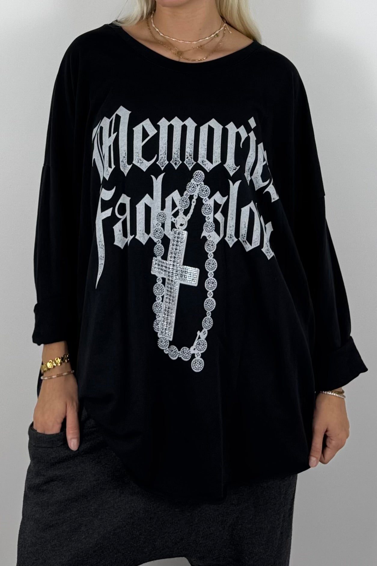 Oversize Shirt „Memories Fade Slow“ mit Kreuz-Detail –Schwarz