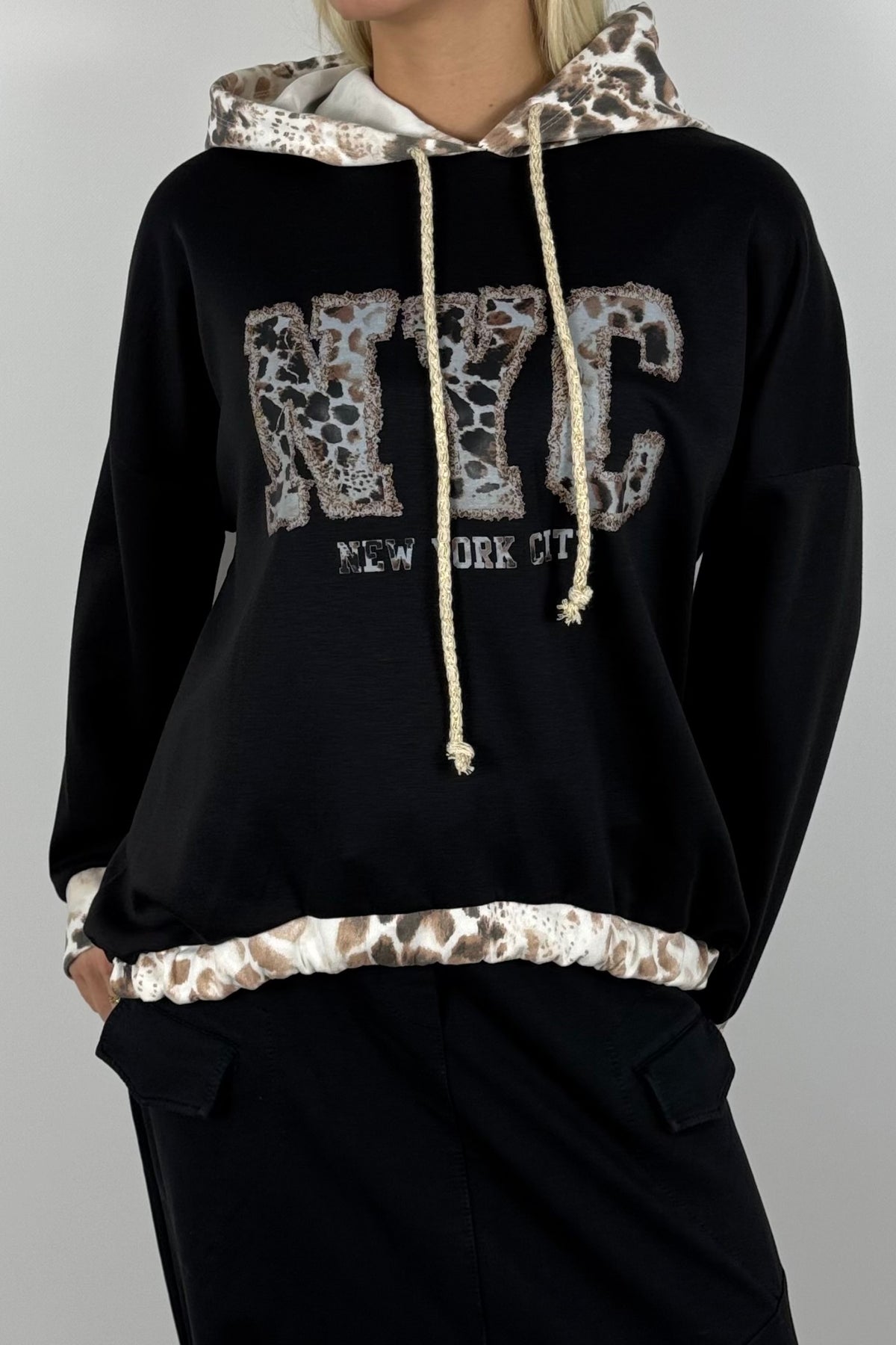Oversize Pullover mit Kapuze & NYC Leo-Print – Schwarz