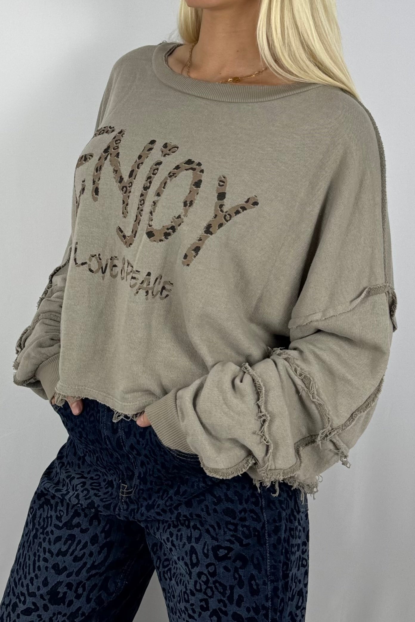 Damen Sweatshirt „ENJOY LOVE & PEACE“ – Leo Print-Mud