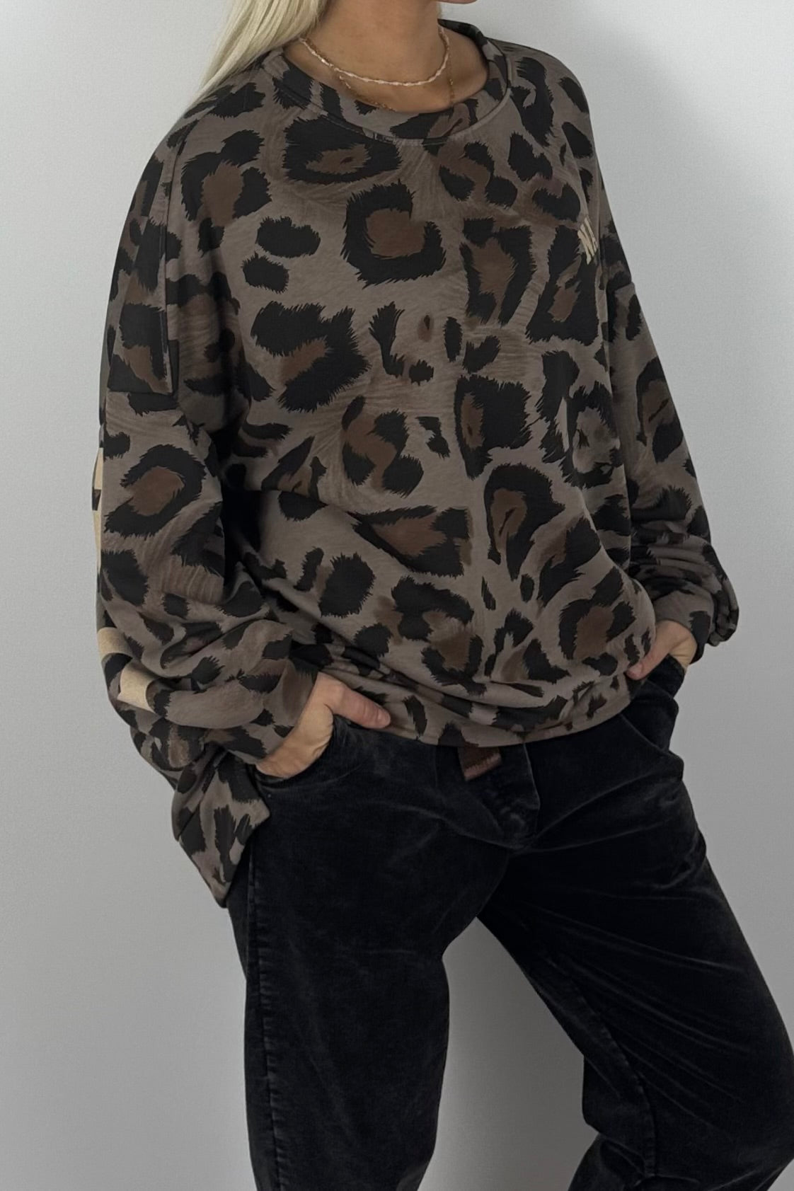 Leo Oversize Sweatshirt „Namaste“-Mud