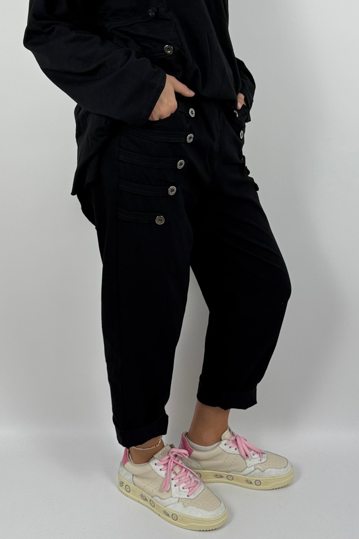 Damen Schlupfhose mit Knopfdetails – Schwarz