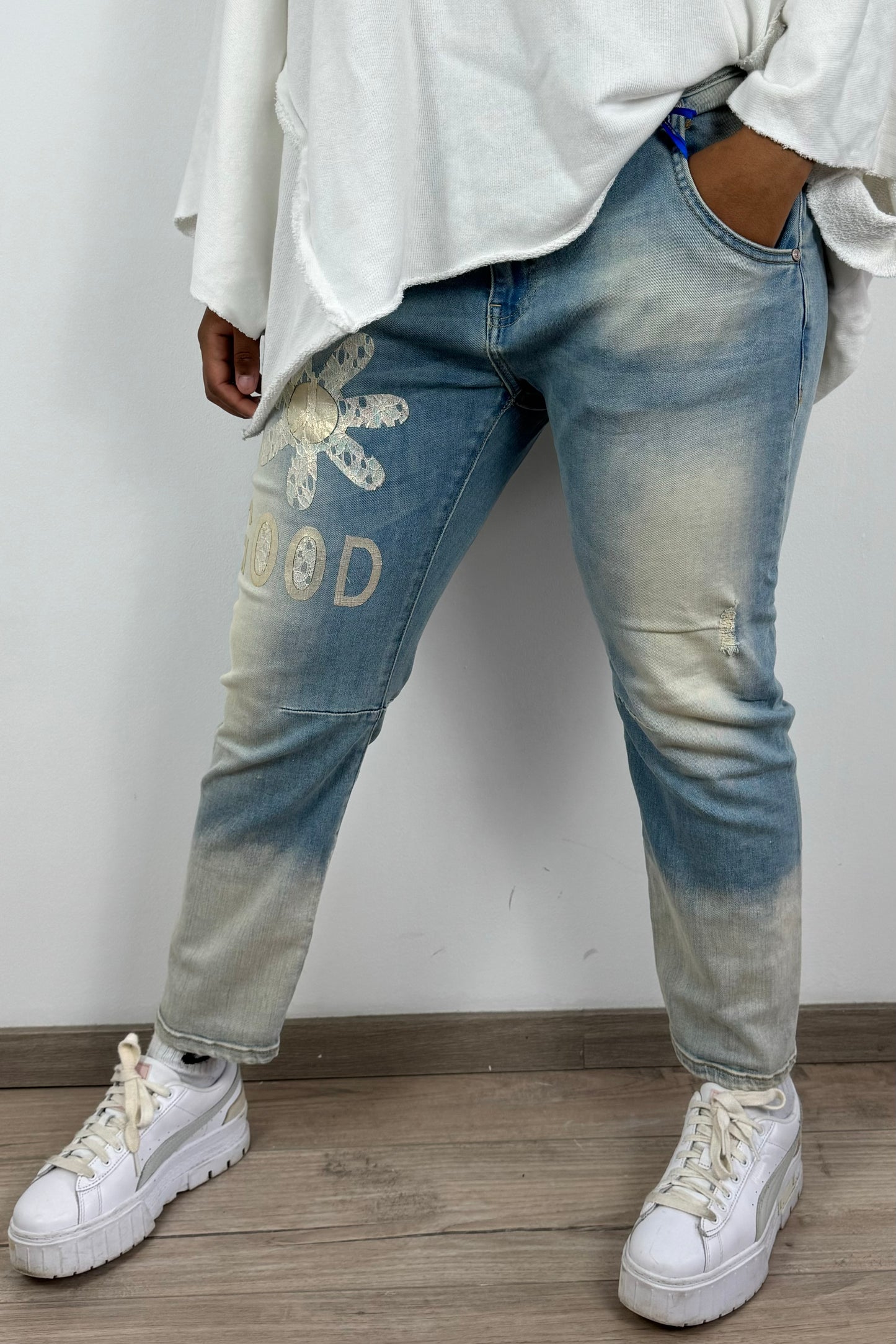 Damenjeans mit floralem Print – modisch & auffällig“
