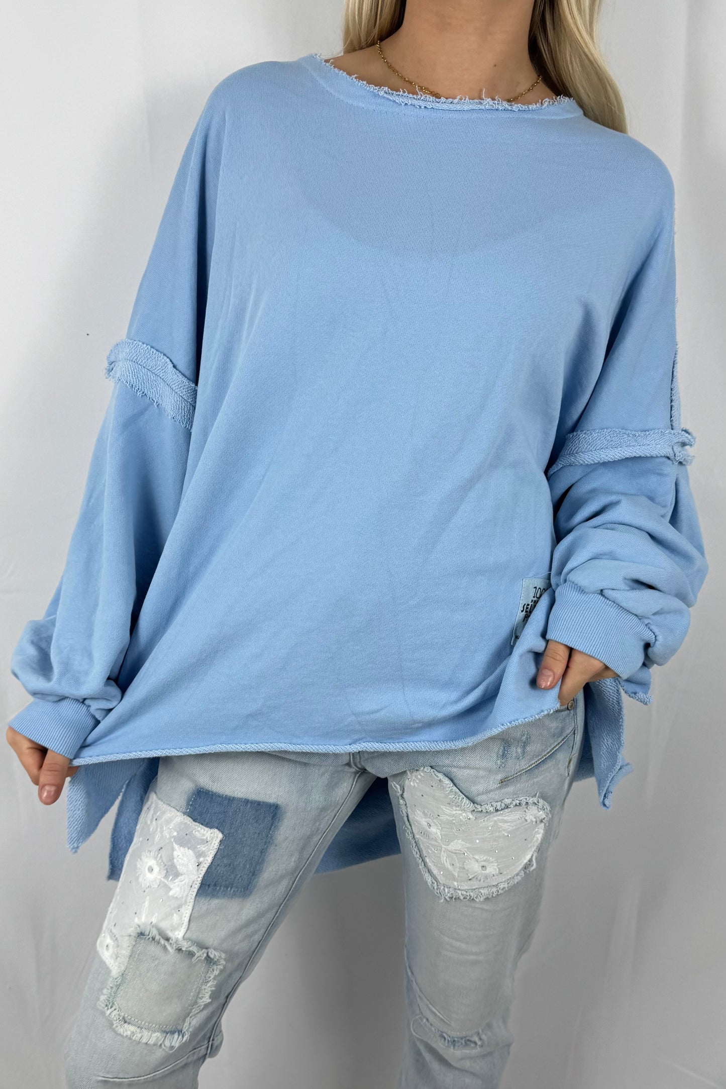 Oversize Sweatshirt mit Stufen-Schnitt & Patch –Hellblau