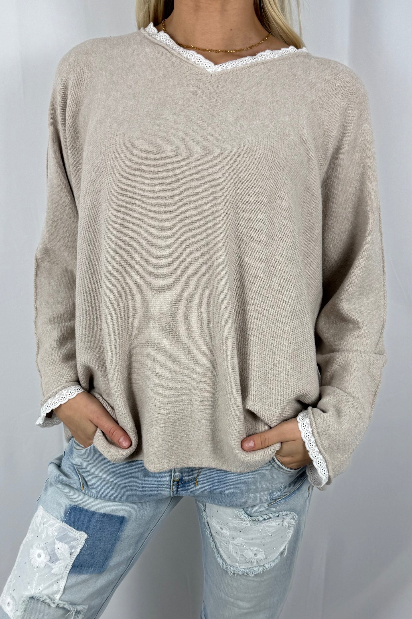 Shirt mit V-Ausschnitt & Spitzen-Detail –Beige