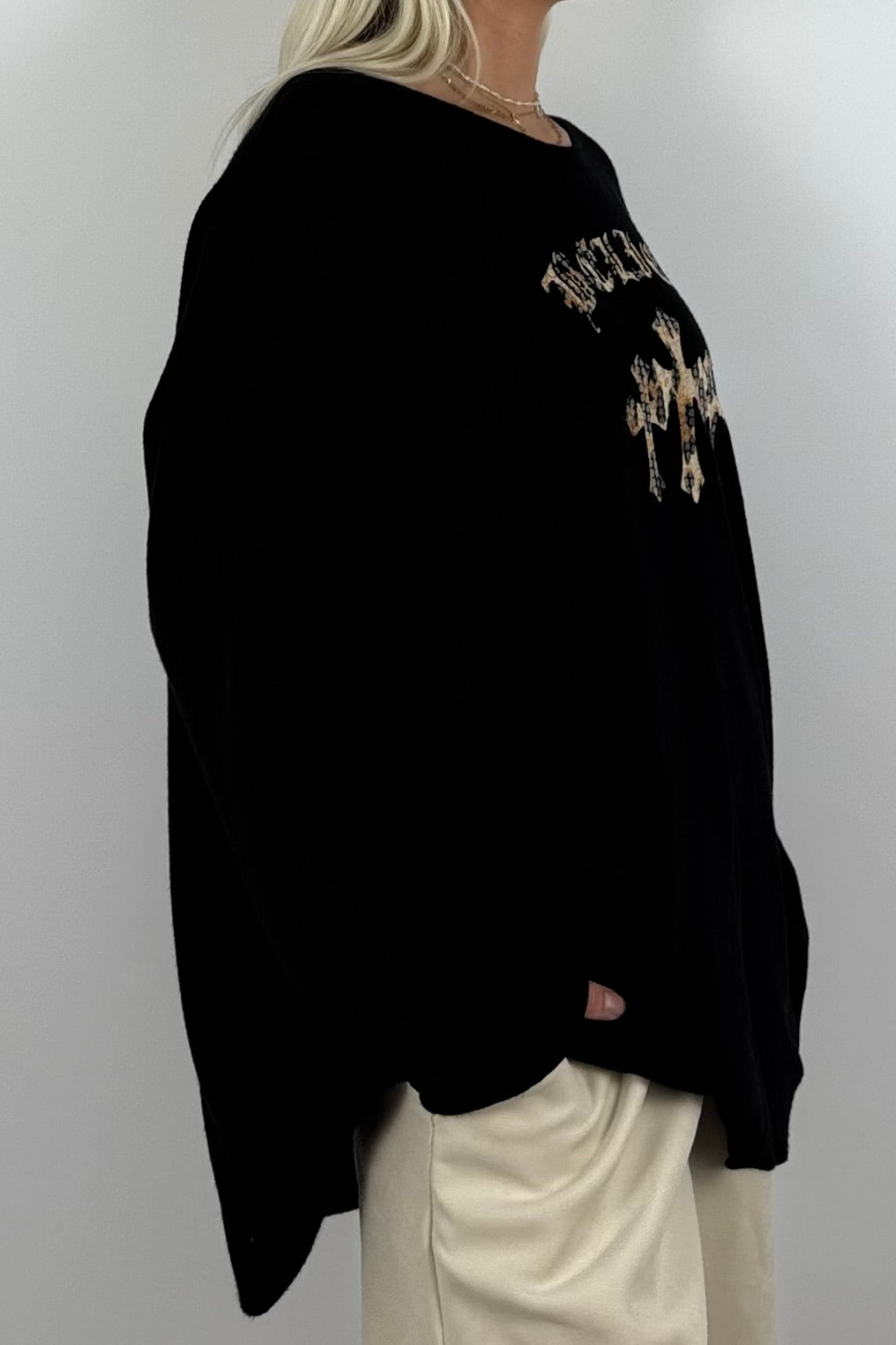 Oversize Shirt mit Leo-Statement & Kreuz-Detail – Schwarz