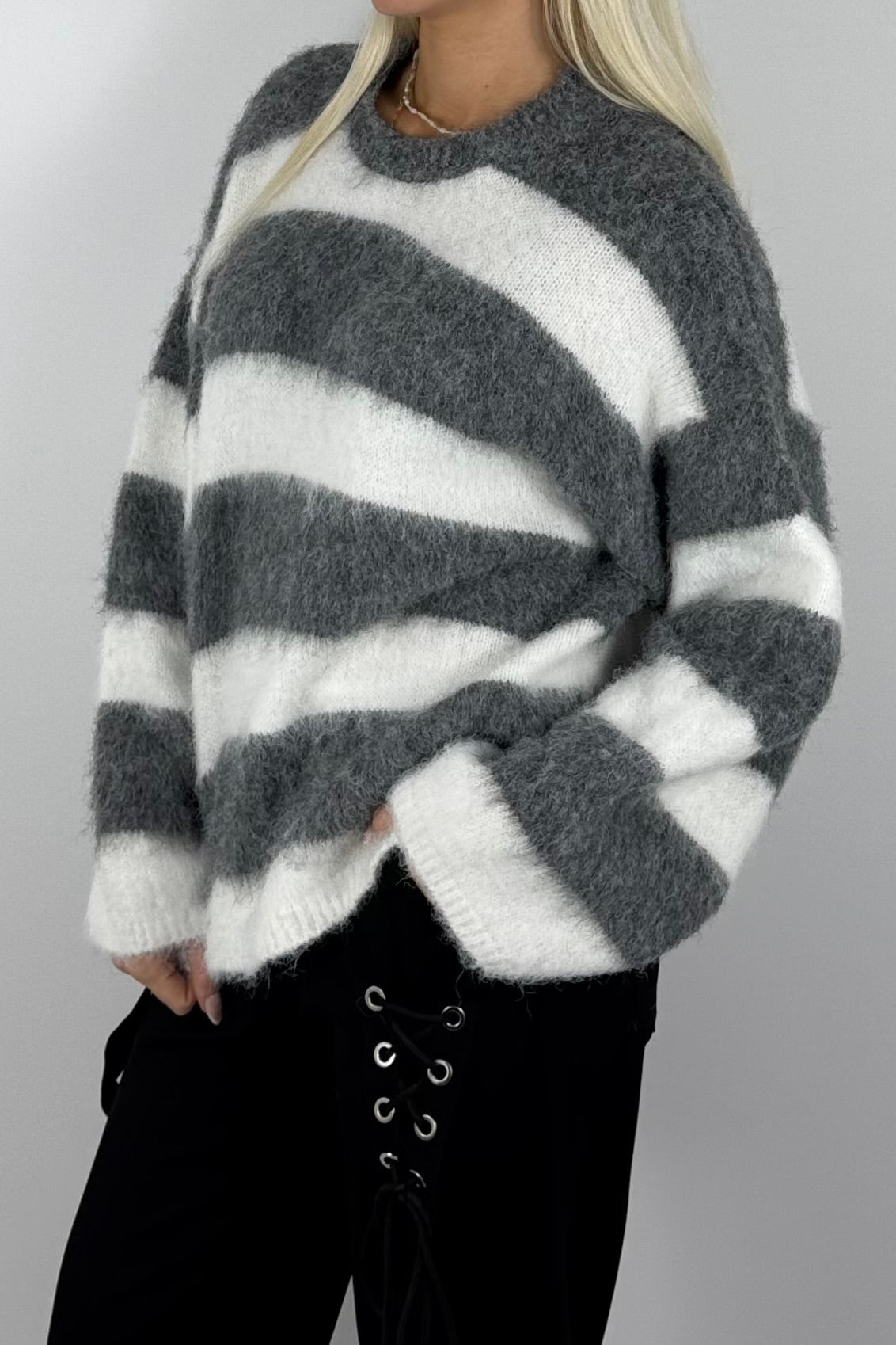 Damen Kuschelpullover gestreift –Grau