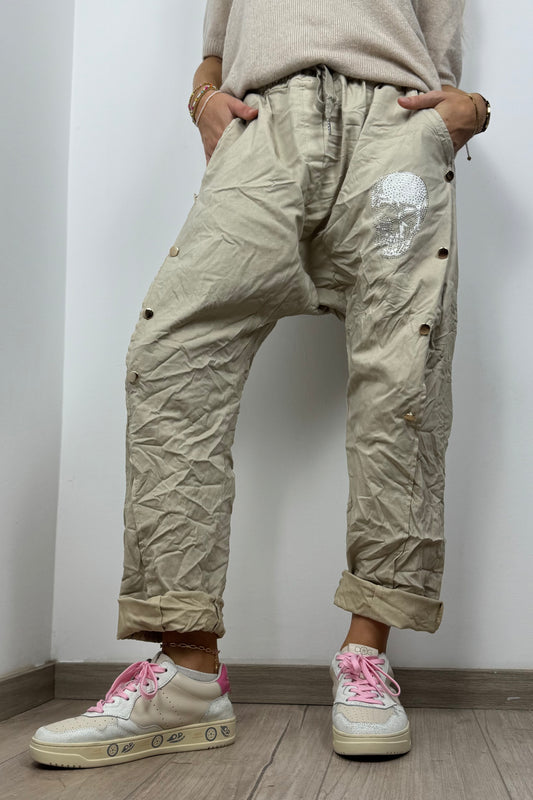 Bequeme Hose mit Strass-Totenkopf und Knopfleiste-Beige