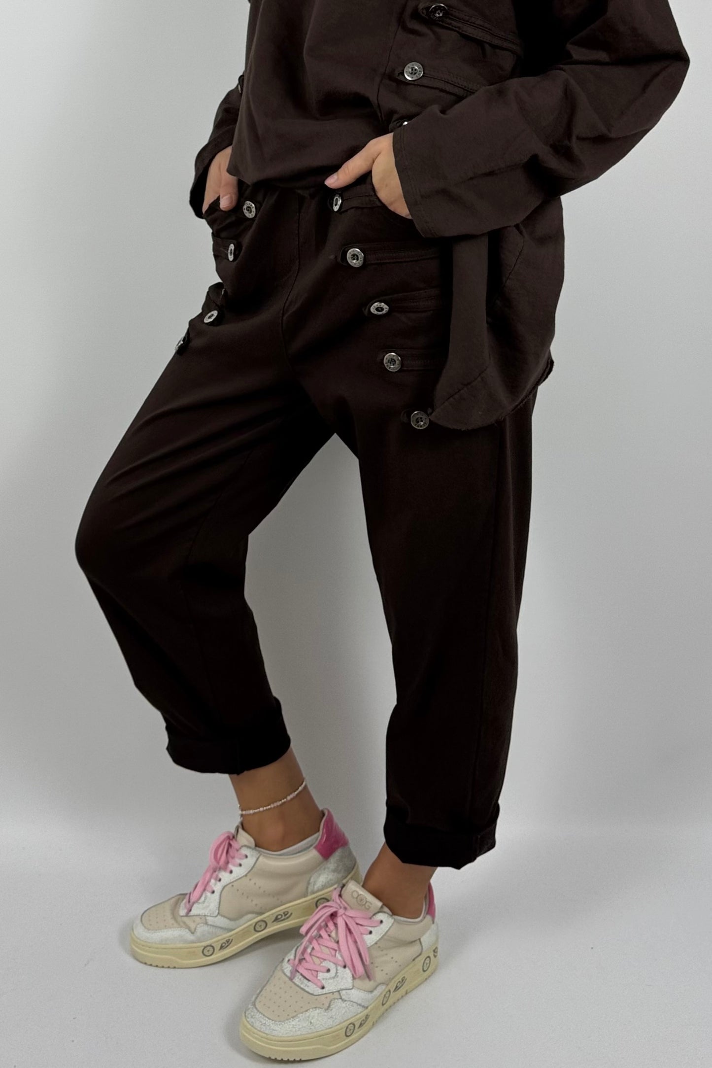Damen Schlupfhose mit Knopfdetails – Schoko