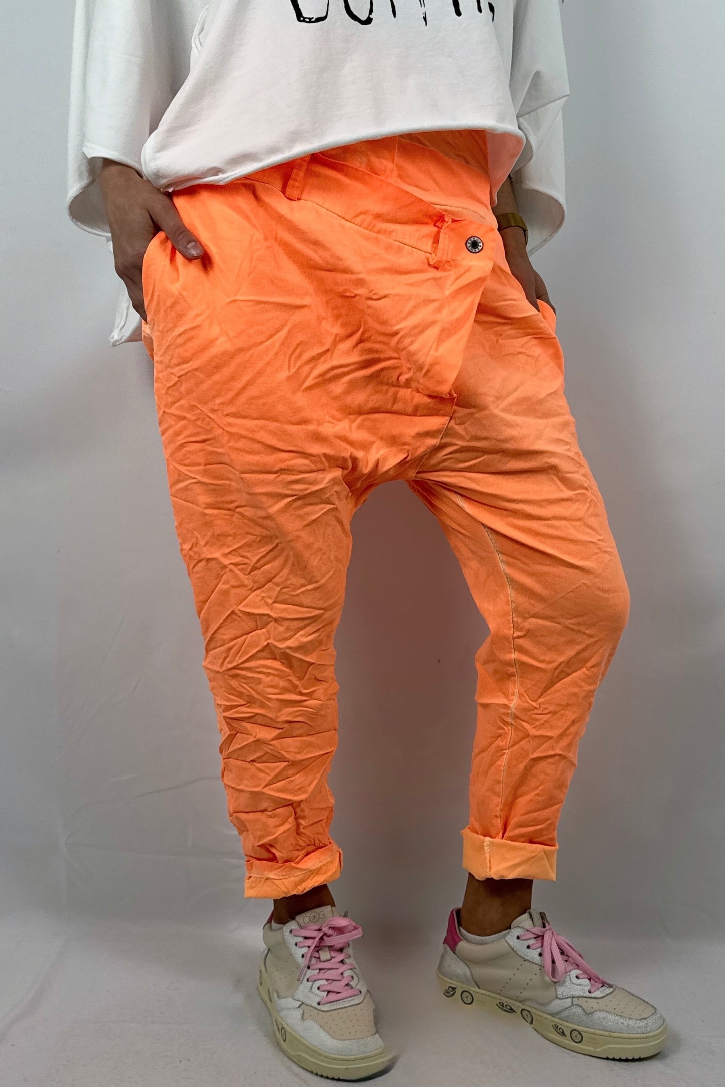 Damen Hose im auffälligen Style mit Knopf Detail-Neon Orange