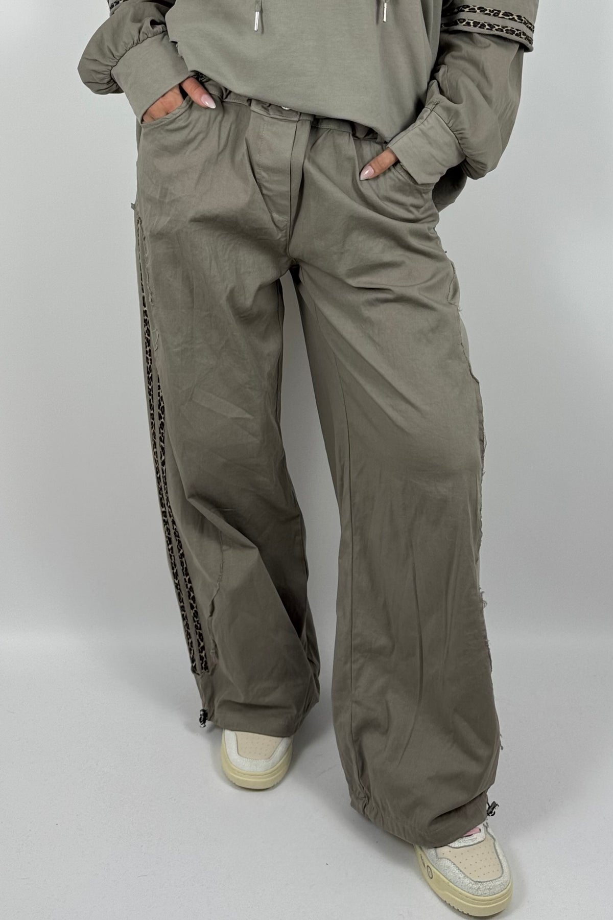 Baggy Hose mit Leo-Streifen-Mud