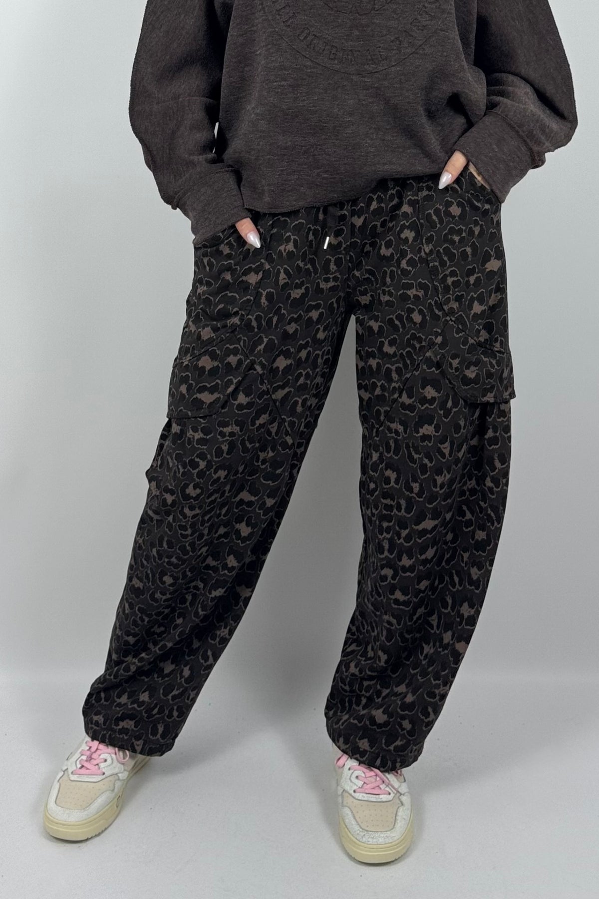 Modische Damen Cargo-Balloonhose mit Leo-Muster –Schoko