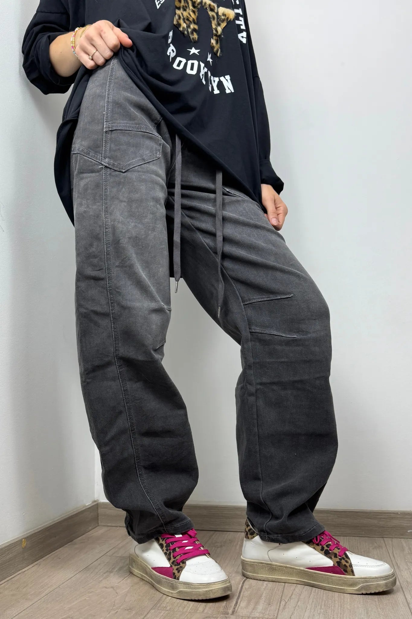 Trendige Damen-Jeans in Grau mit Kontrastnähten und Kordel