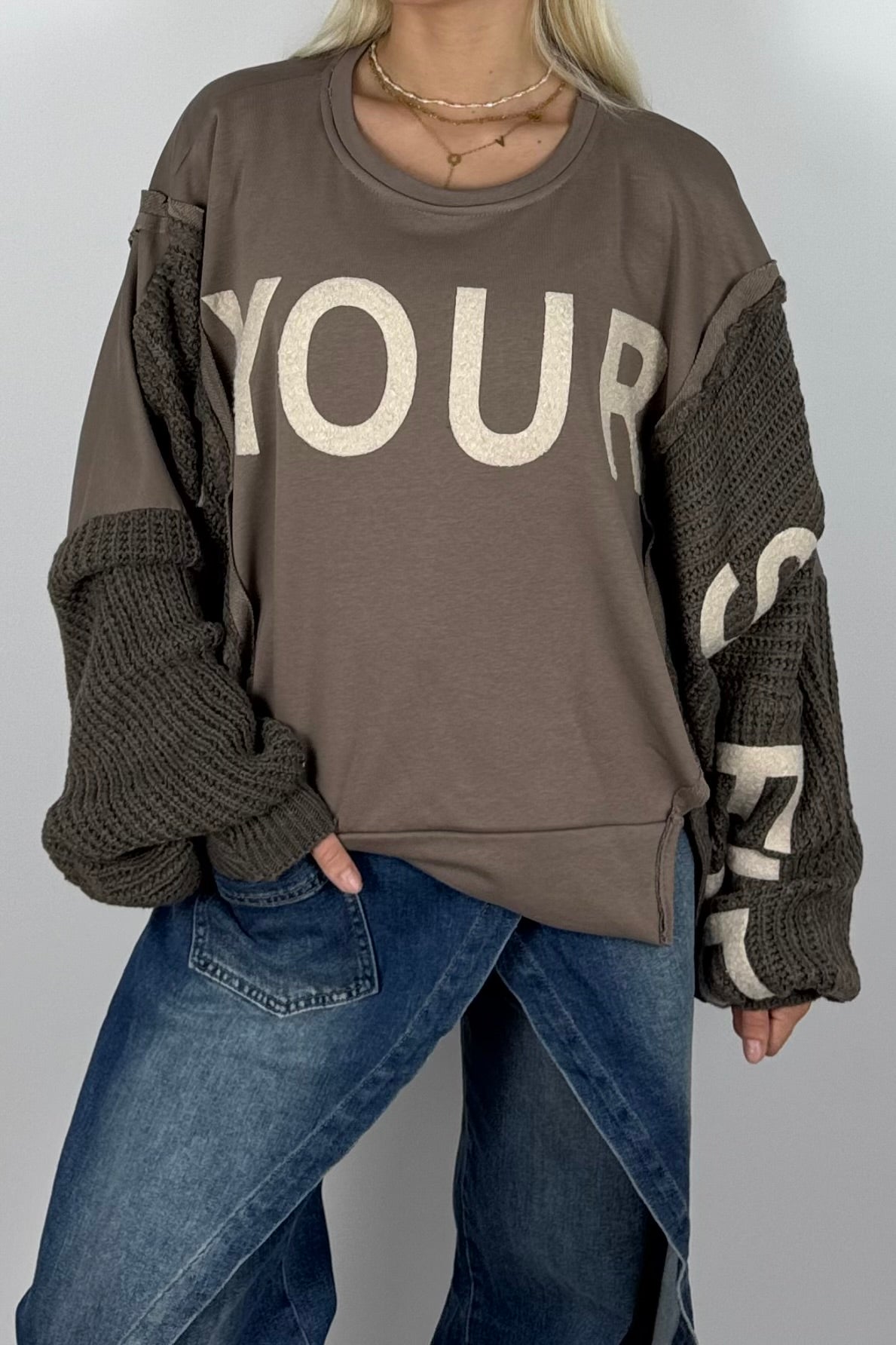 Damen Oversize Sweatshirt mit Strickärmeln & Statement – Mud
